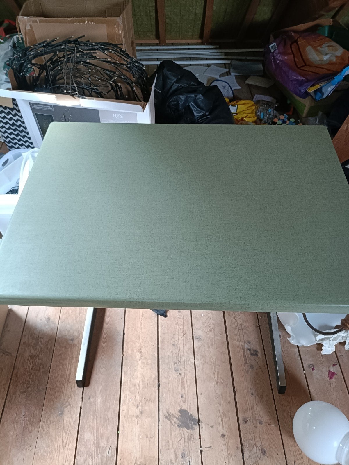 Eenvoudig bureau, groen blad, metalen onderstel, Ophalen, Gebruikt