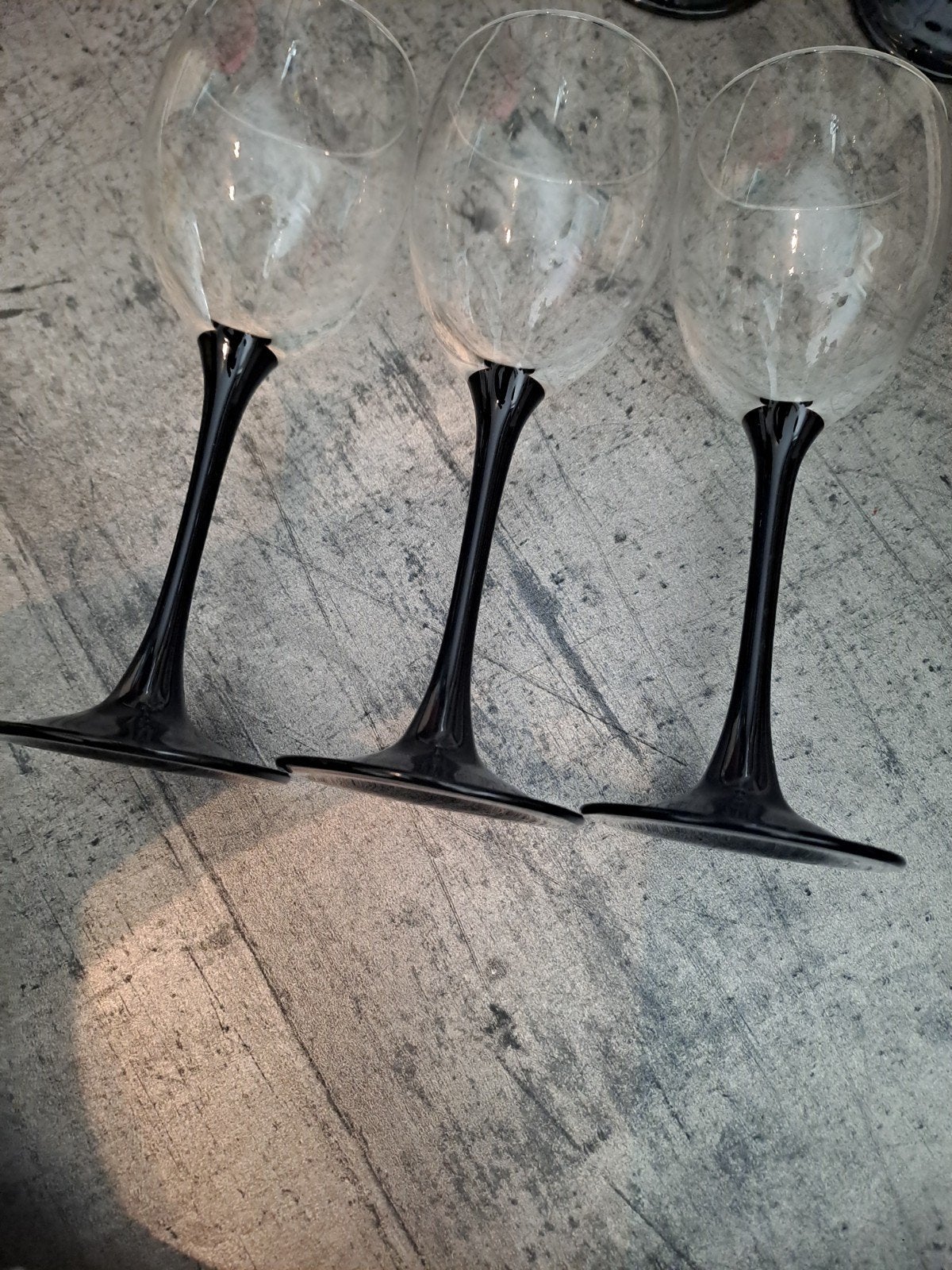 3x wijnglazen luminarc zwarte voet 18,5 cm hoog, Verzamelen, Glas en Borrelglaasjes, Ophalen of Verzenden, Zo goed als nieuw, Overige typen