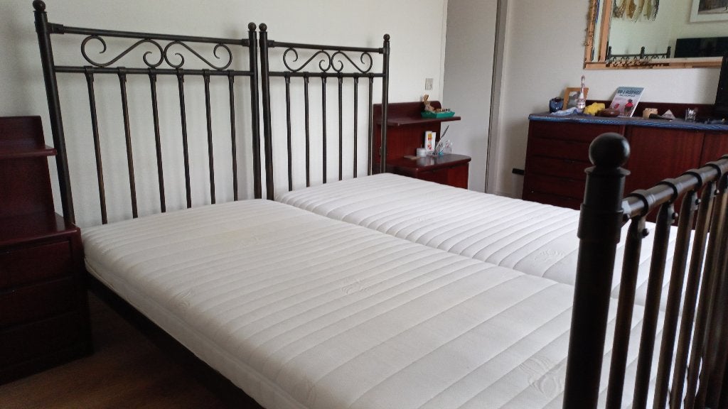 Eenpersoonsbed 90x200 met matrasbeschermers, prima staat, Ophalen, 90 cm, Eenpersoons, Bruin