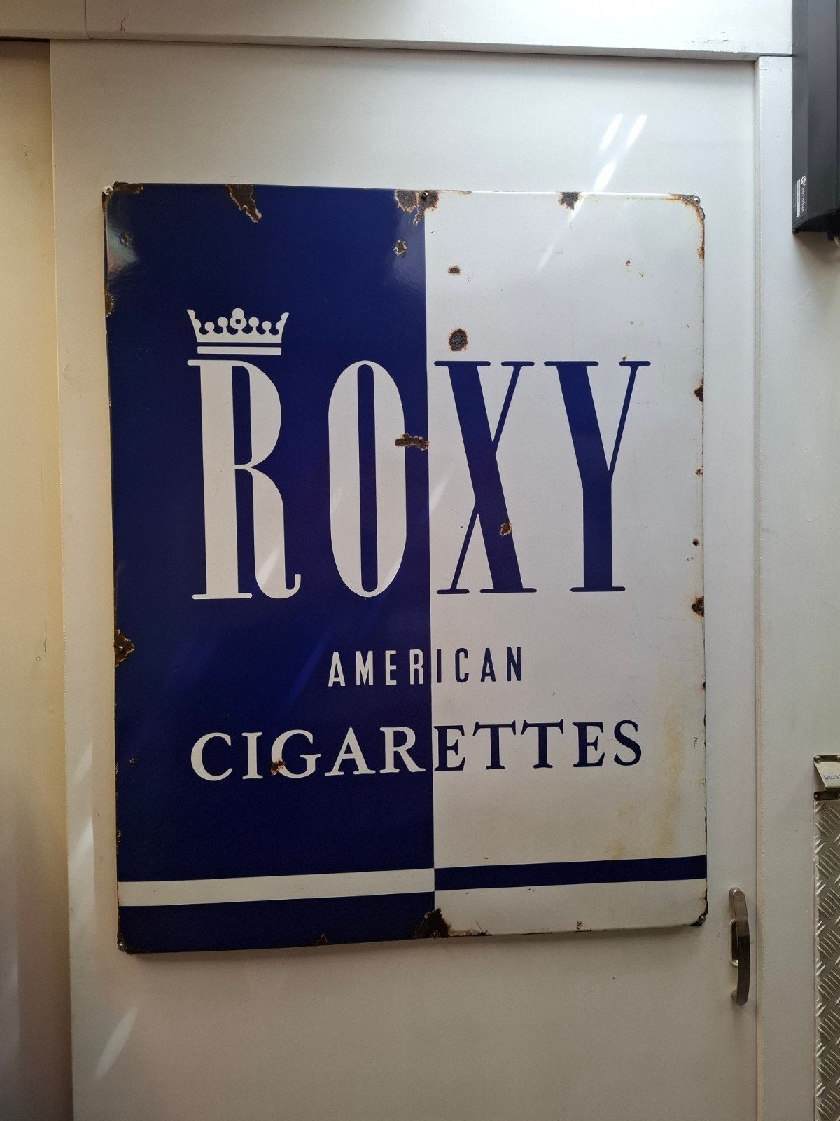 Emaille reclame bord ROXY AMERICAN CIGARETTES TABAK 110 x 88, Ophalen, Gebruikt, Reclamebord