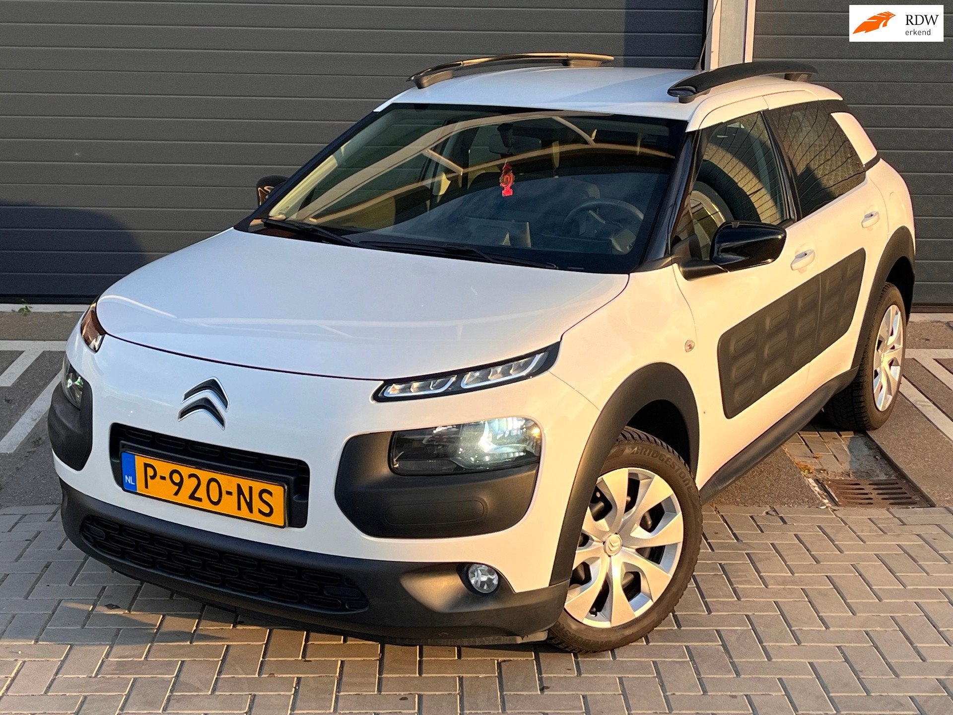 Citroen C4 Cactus 1.2 PureTech Feel 5 DEURS NETJES CARPLAY C, Auto's, Citroën, Voorwielaandrijving, Gebruikt, 1199 cc, 82 pk