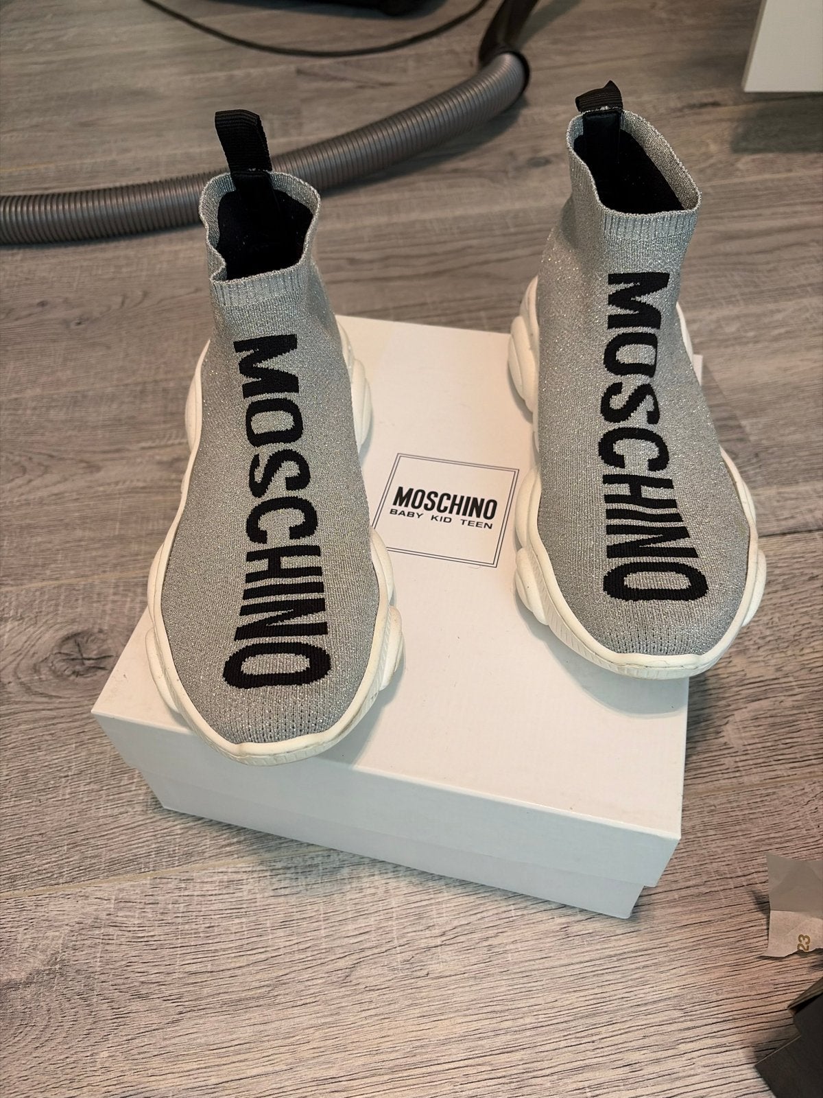 Originele Moschino sok schoenen, Ophalen of Verzenden, Zo goed als nieuw, Grijs, Sneakers of Gympen
