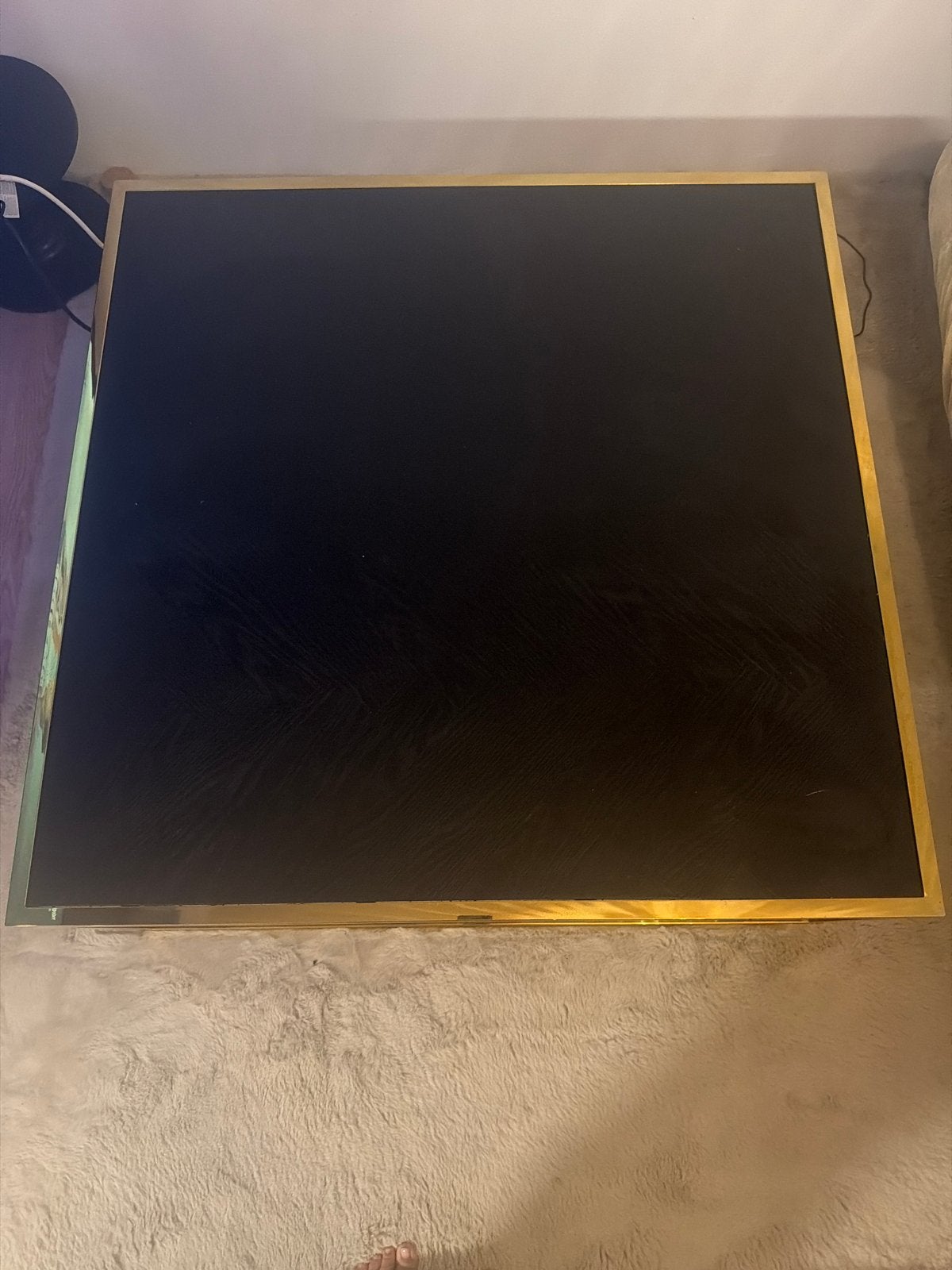 Moderne salontafel met zwart blad en gouden frame, Ophalen, Gebruikt, 100 tot 150 cm, Vierkant