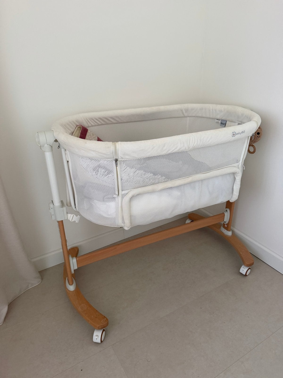 Babybay Maxi Co-Sleeper Wieg - Wit met Houten Onderstel, Kinderen en Baby's, Ophalen of Verzenden, Zo goed als nieuw, Wieg