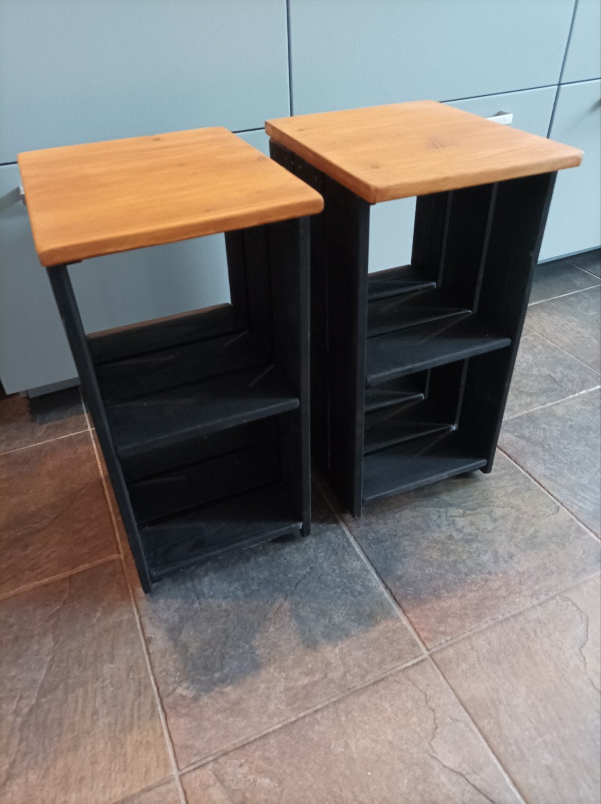 2 houten kratje nachtkastjes/bijzettafels, Minder dan 55 cm, Gebruikt, Modern, Rustiek, Rechthoekig