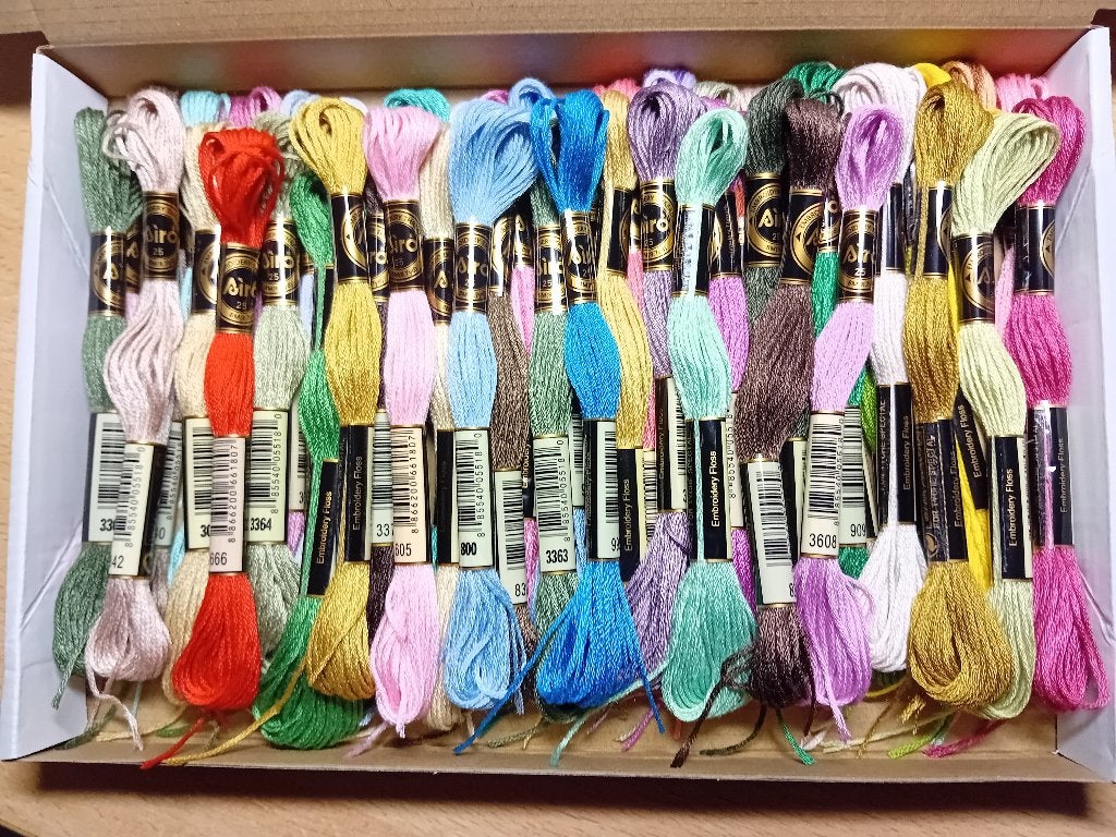 50 verschillende strengen borduurgaren (02)., Hobby en Vrije tijd, Borduren en Borduurmachines, Verzenden, Nieuw, Handborduren