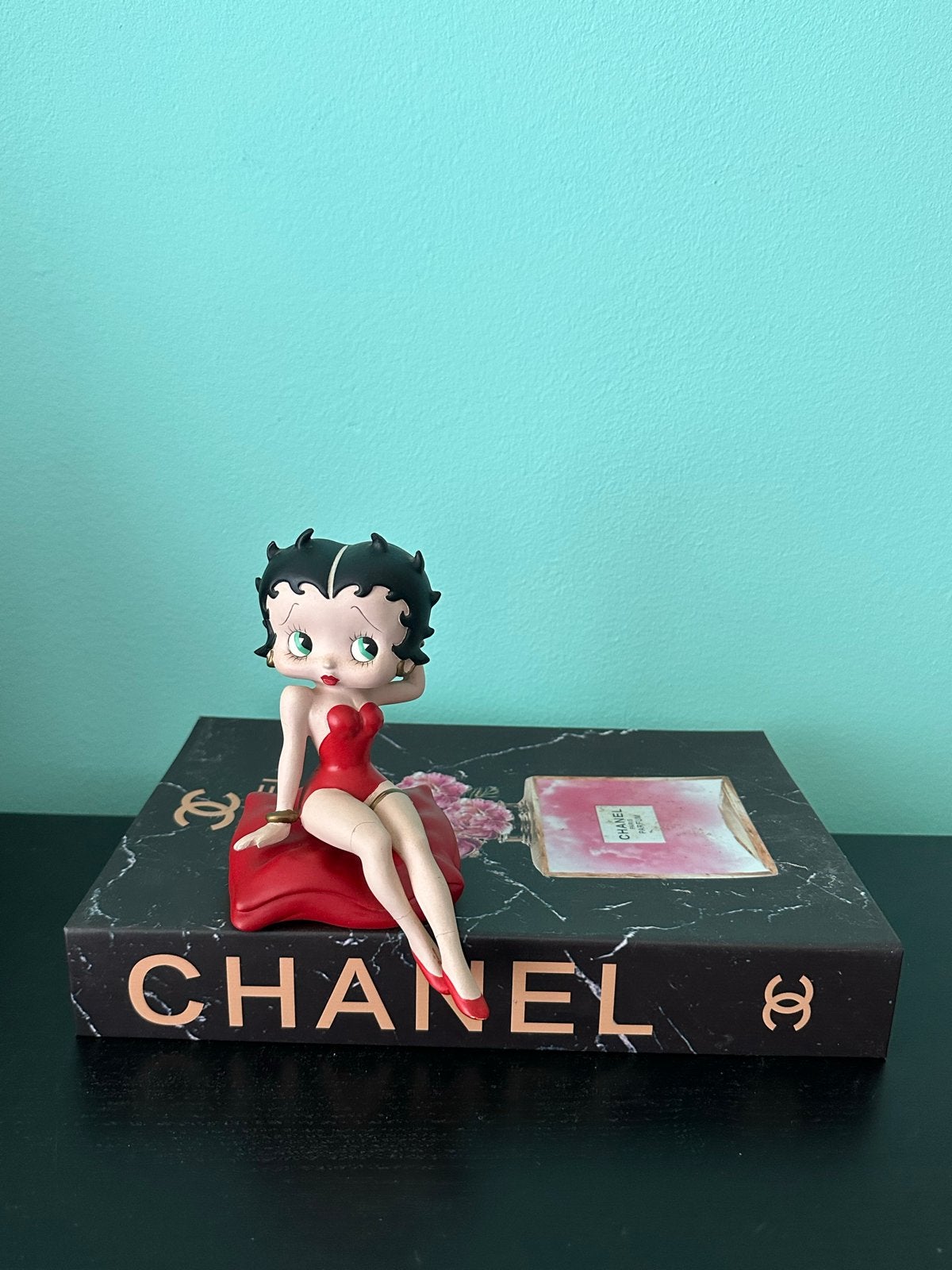 DISPLAY BOEK - Decoratieboek | Modern | Pop Art | Y2K | Luxe, Ophalen of Verzenden, Zo goed als nieuw
