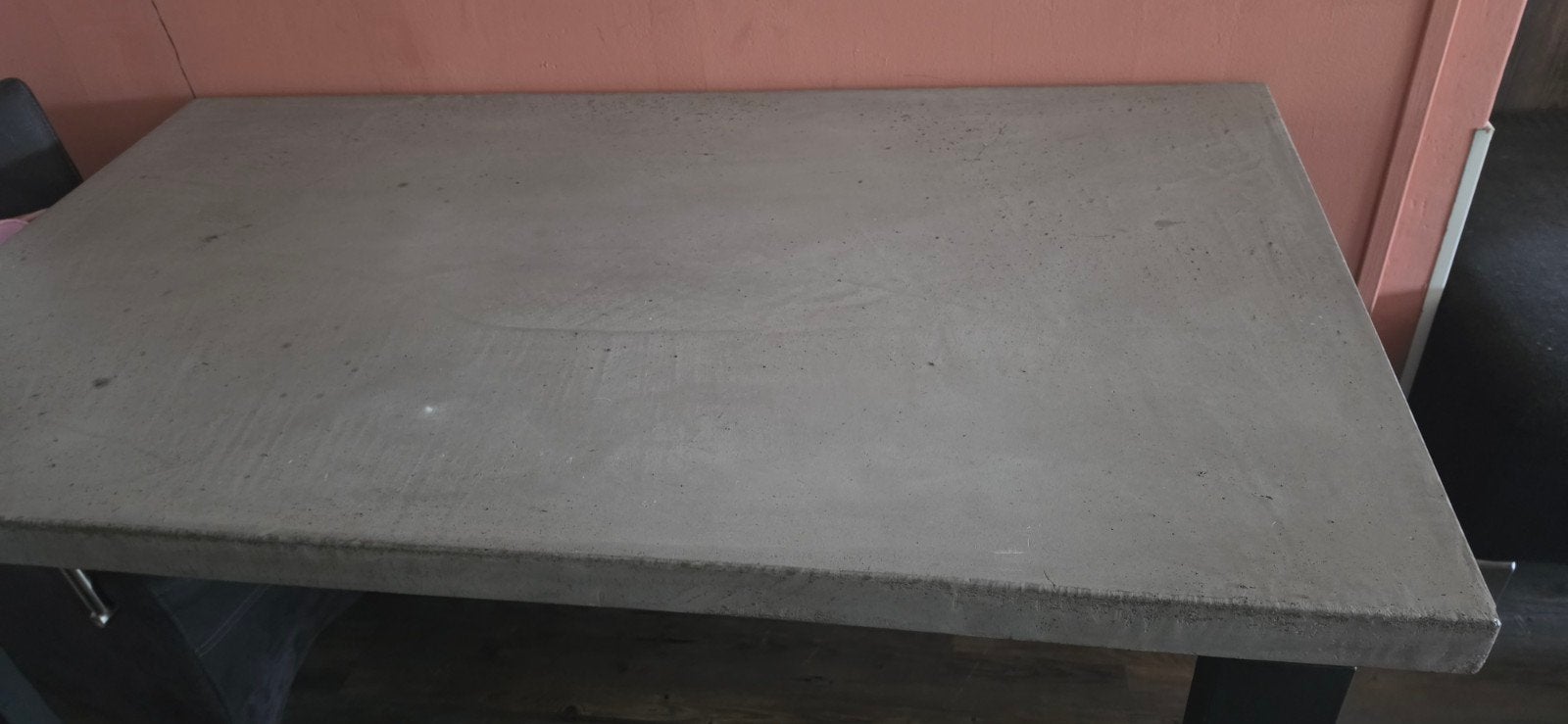 Robuuste eettafel met betonnen blad en metalen poten, Ophalen, Gebruikt, 50 tot 100 cm, Modern industrieel