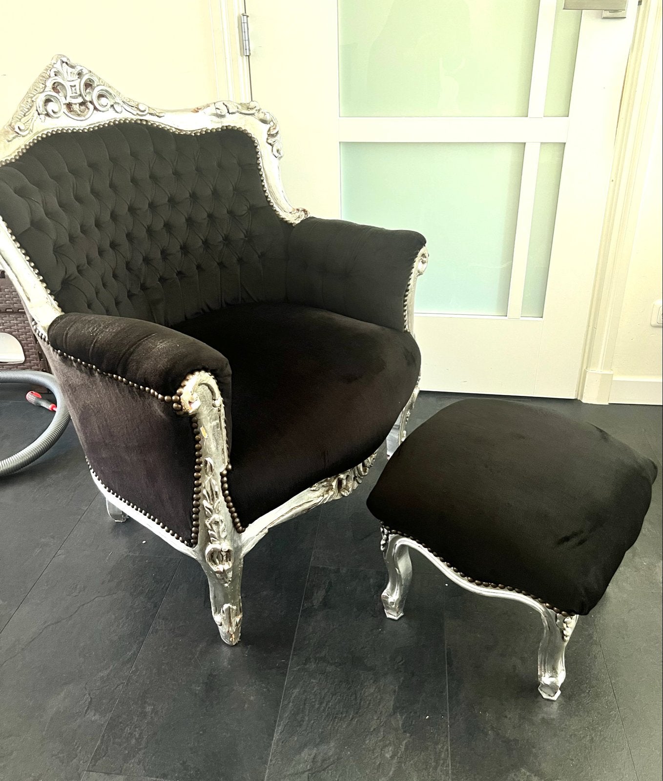 Barokke fauteuil met poef - Zwart fluweel, zilveren frame, Ophalen, Zo goed als nieuw, Stof, 75 tot 100 cm