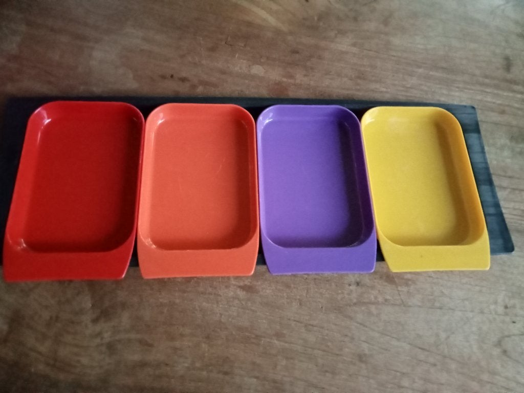 snacktray met 4 vintage snack schaaltjes  jare 60 -70, Ophalen of Verzenden, Huis en Inrichting