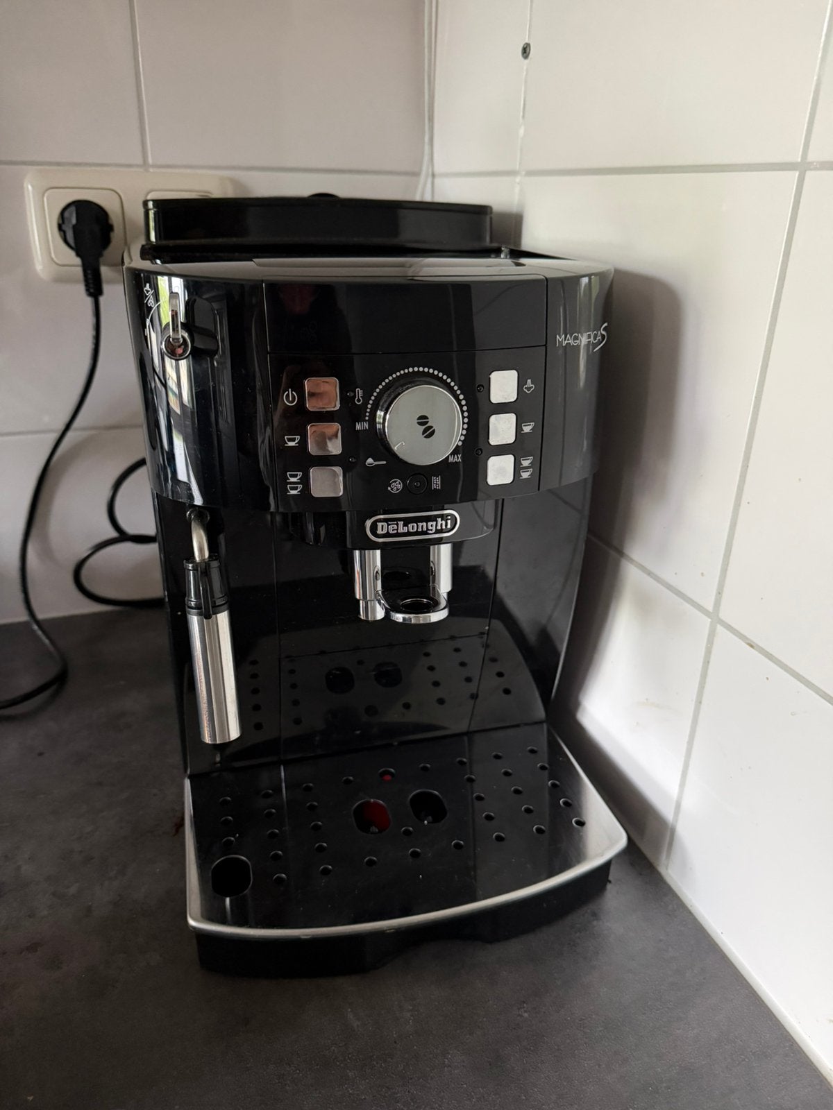 Delonghi magnifica S zwart, Witgoed en Apparatuur, Koffiezetapparaten, Ophalen, Zo goed als nieuw, Koffiemachine