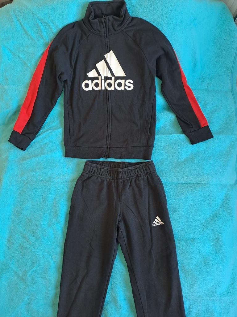 Jongens adidas setje maat 128, Zwart, Overige maten, Ophalen of Verzenden, Zo goed als nieuw