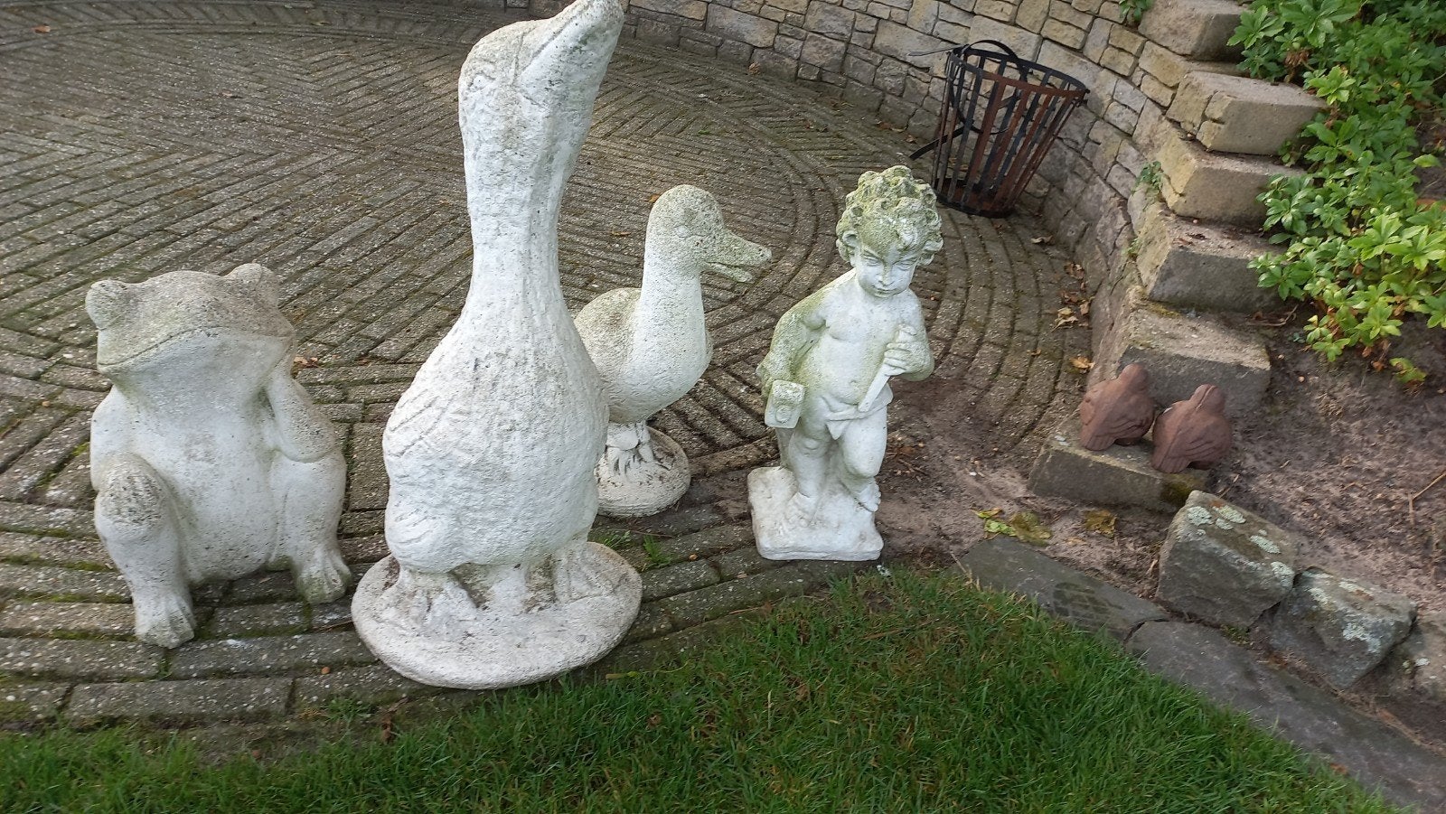 Diverse tuinbeelden: kikker, ganzen en cherubijn, Ophalen, Gebruikt, Beton, Dierenbeeld