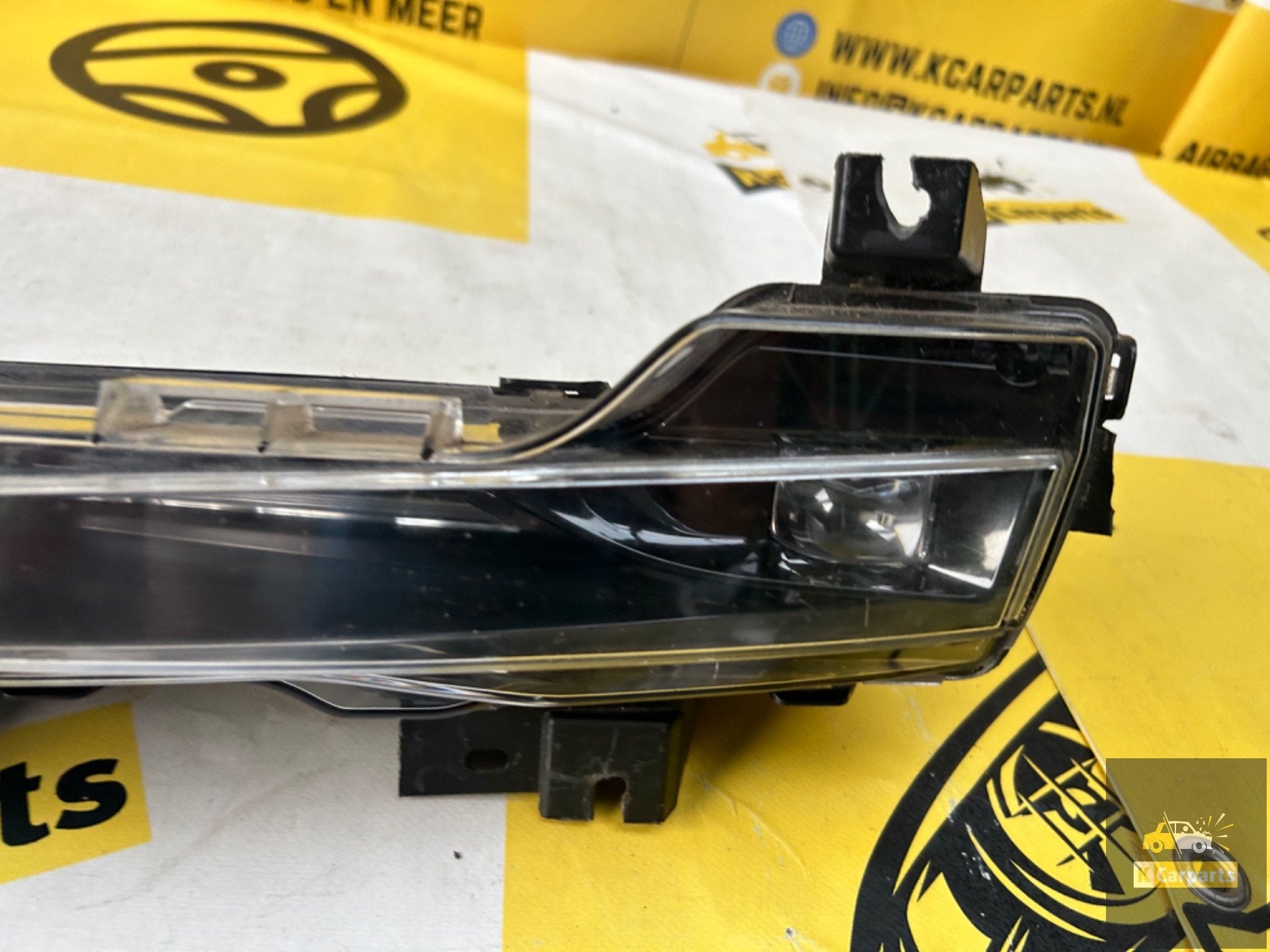 Foto 2 van Mistlamp Links Voor LED Tesla Model Y 1624797-00-A