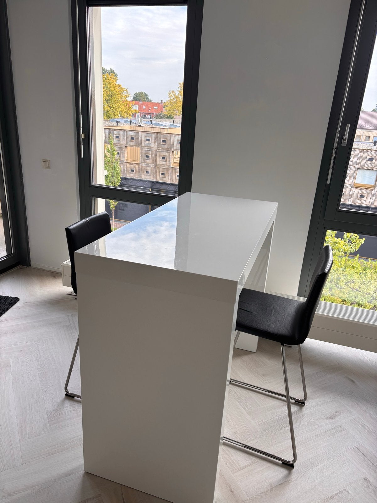 Moderne witte bartafel met twee barkrukken