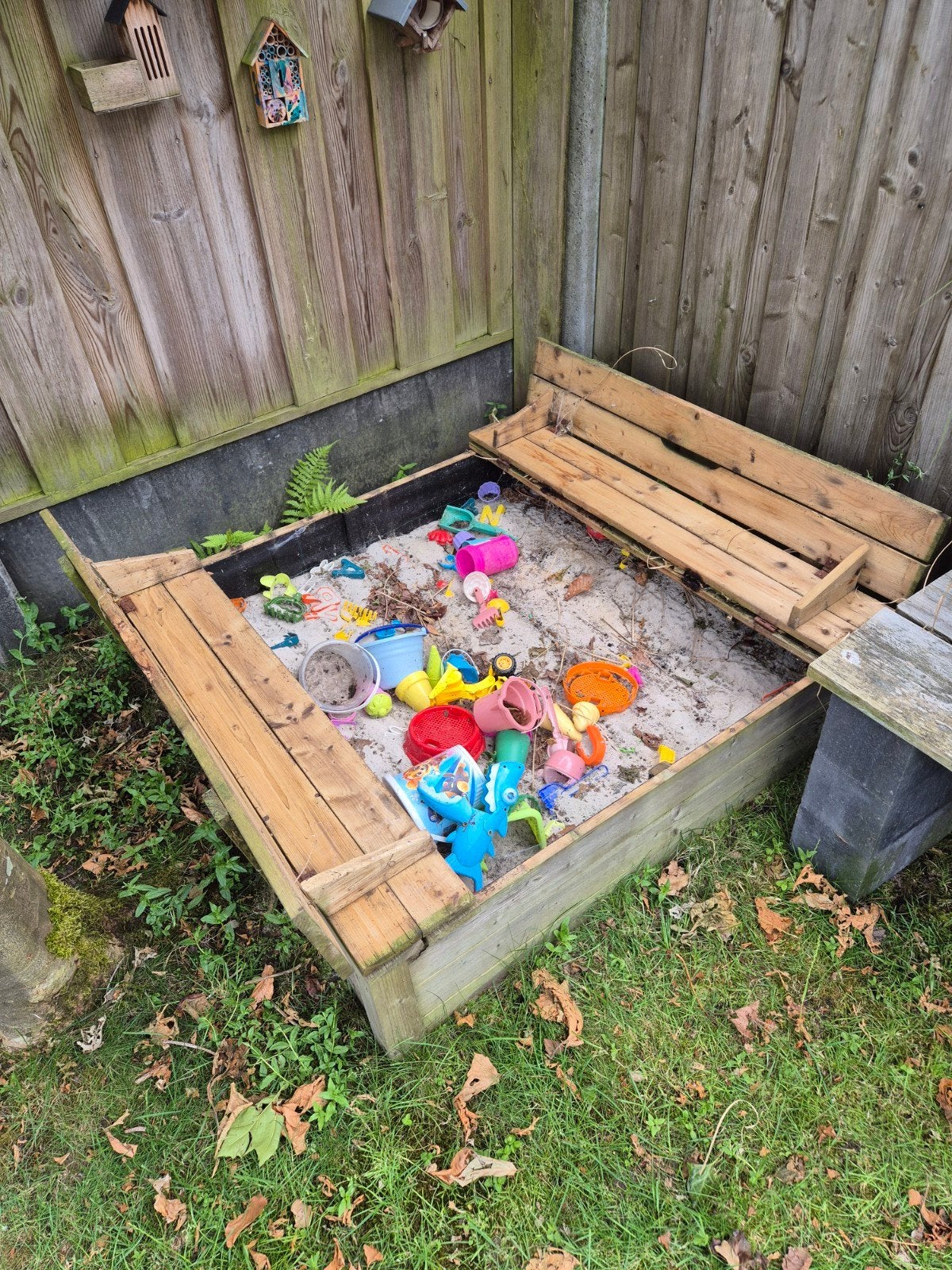 Houten zandbak met deksel en bankjes, Ophalen, Gebruikt