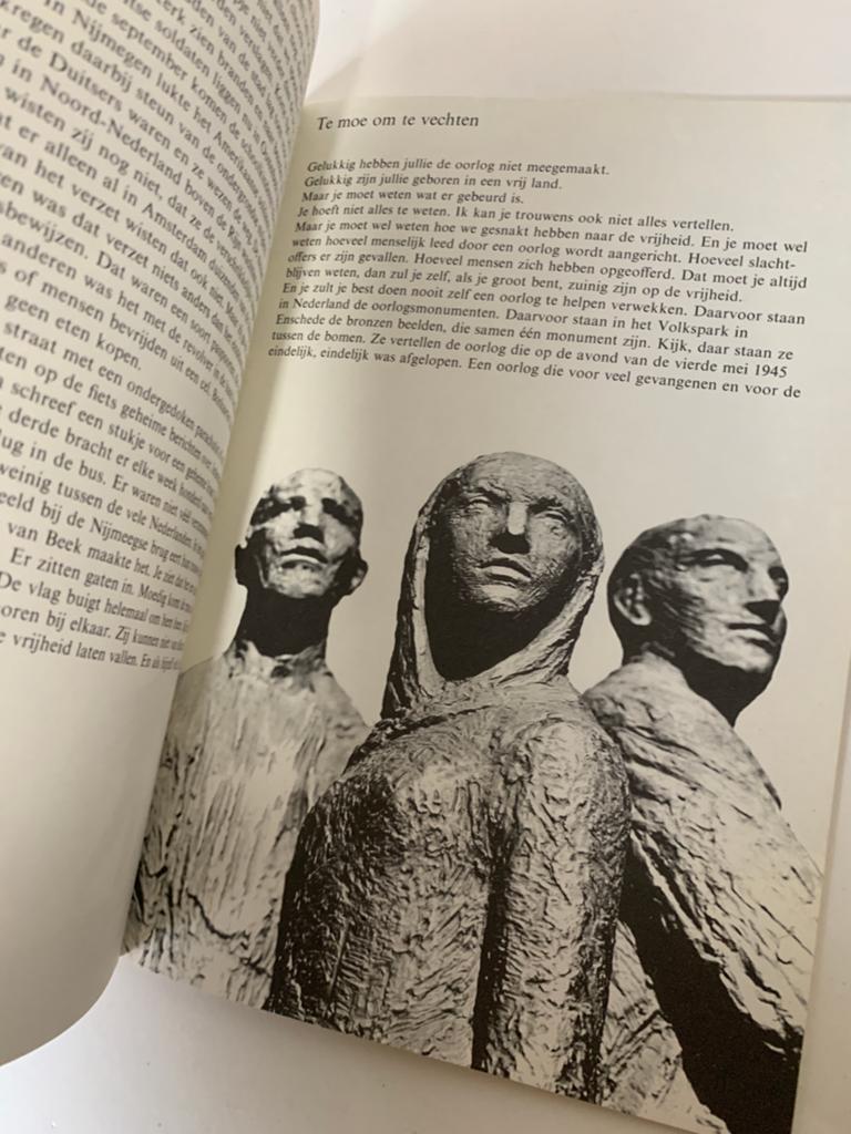 Een paar minuten is het stil Beelden van de oorlog, Boeken, Ophalen of Verzenden, Gelezen