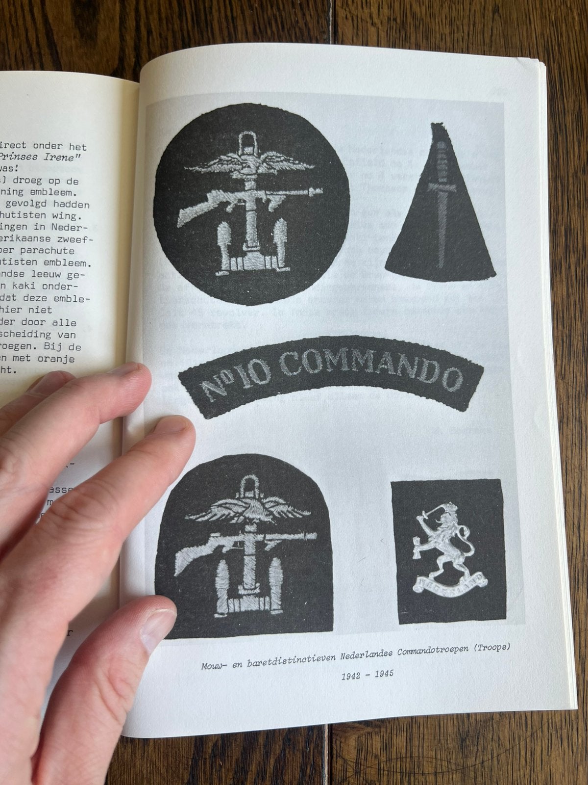 Naslagwerk Nederlands oa No. 10 commando historie emblemen, Verzenden, Nederland, Boek of Tijdschrift