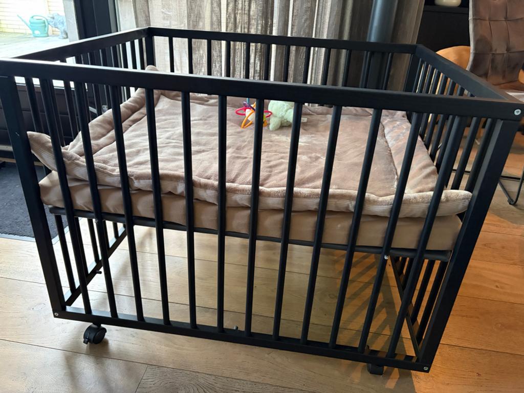 Zwarte babybox met wieltjes en verstelbare bodem, exc kussen, Kinderen en Baby's, Boxen, Ophalen, Zo goed als nieuw, Rechthoekig
