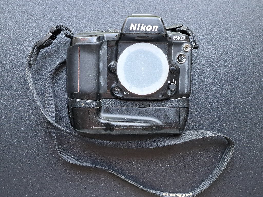 Nikon F90X + MB-10 + SB-28 en SB-28DX – werkend, Audio, Tv en Foto, Fotocamera's Analoog, Ophalen of Verzenden, Gebruikt, Spiegelreflex