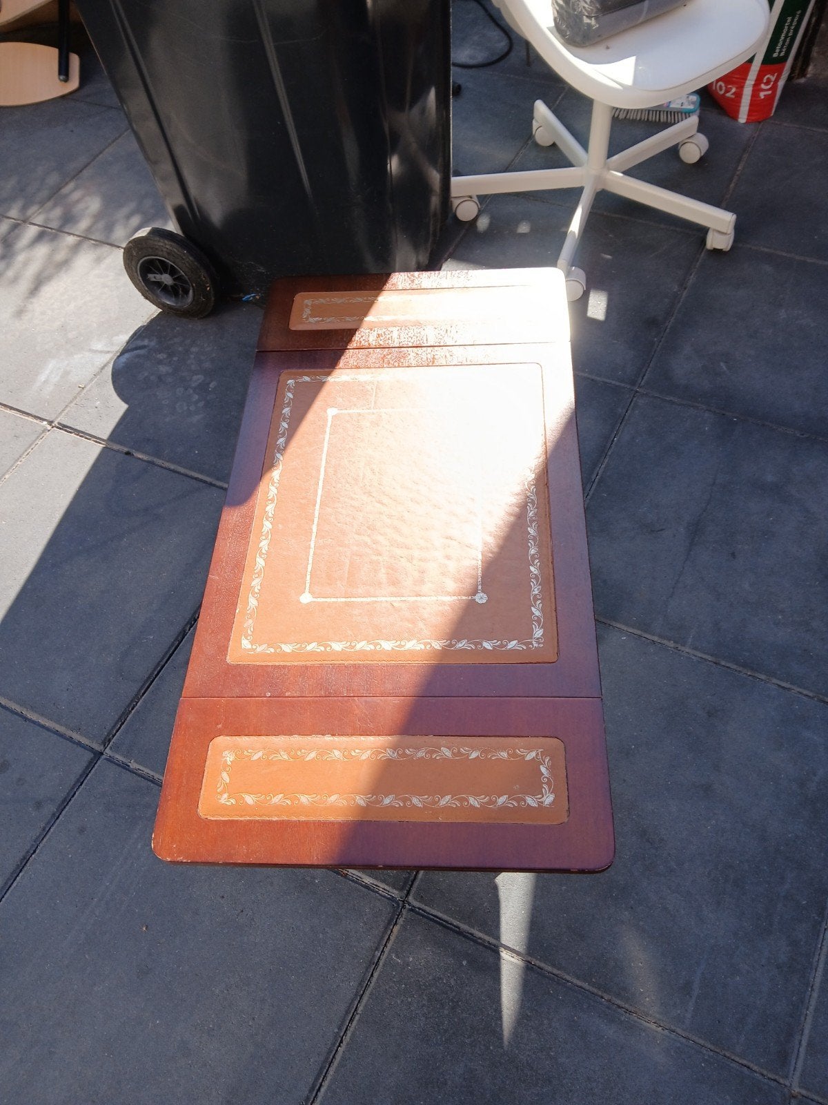 Antieke bijzettafel met leer ingelegd blad, Ophalen of Verzenden