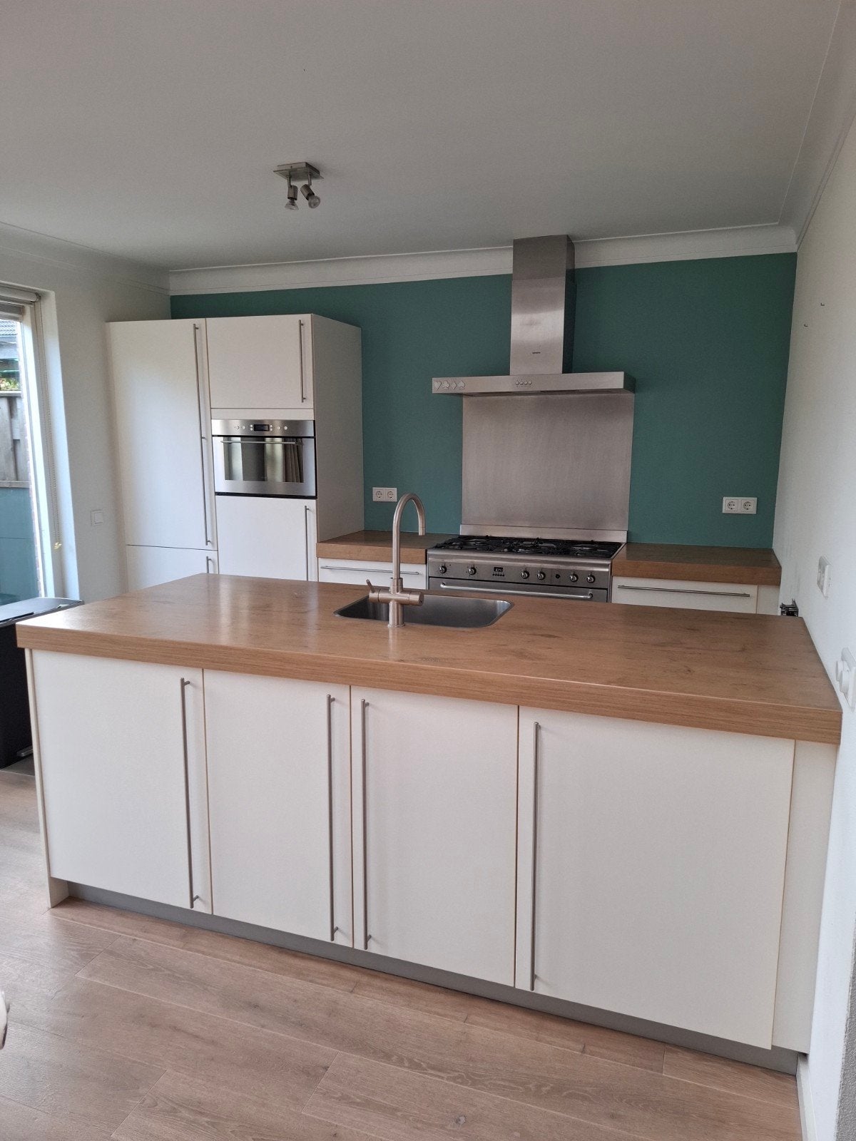 Complete keuken met schiereiland en Smeg fornuis, Ophalen