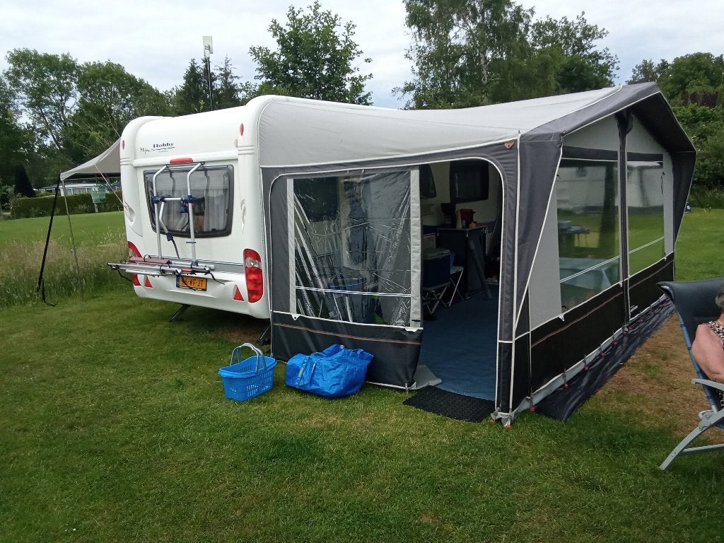 Hobby 495 ul excellent incl. voortent,enkele bedden,inboedel, 2 aparte bedden, Hobby, 7 tot 8 meter, Particulier