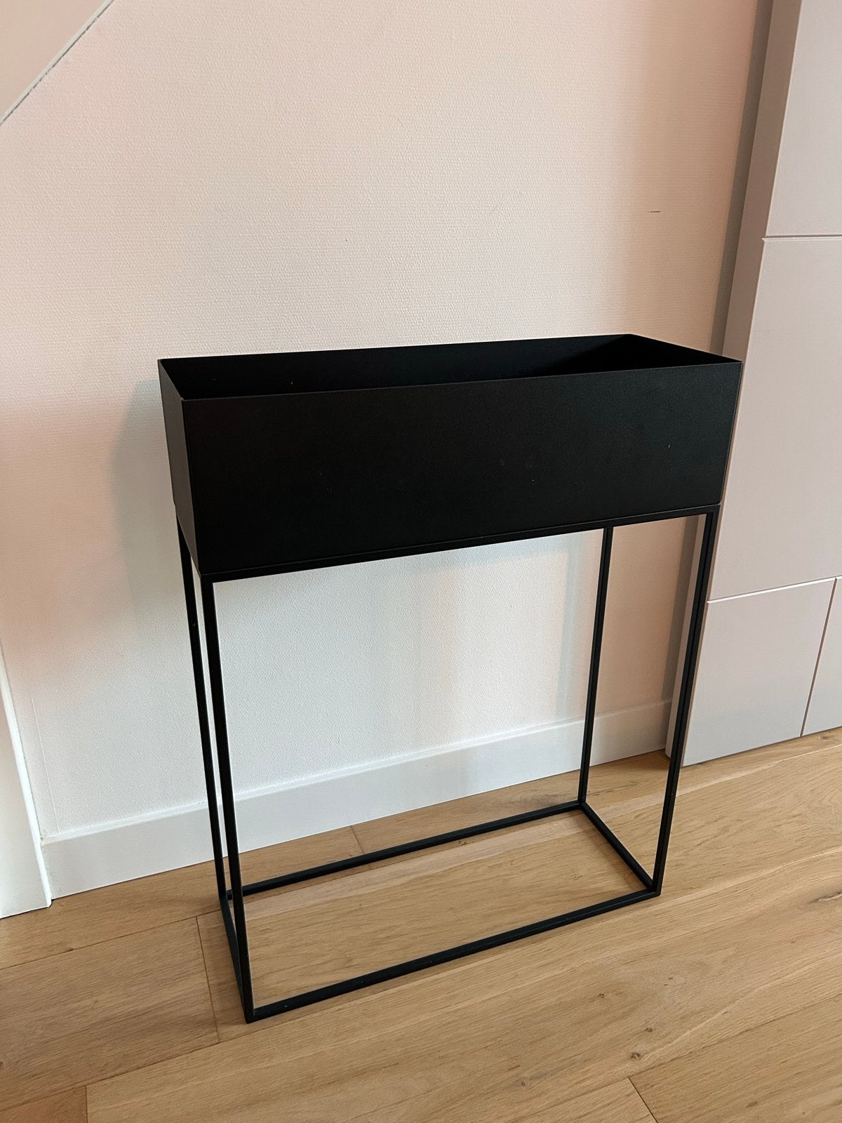 Zwarte metalen plantenbak op standaard, Ophalen, Minder dan 60 cm, Zo goed als nieuw, Binnen