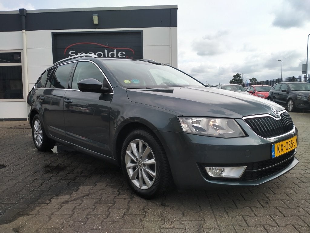 Skoda Octavia Combi 1.6 TDI Automaat/Leer/Navi/Stoelverwarmi, Auto's, Automaat, Gebruikt, 4 cilinders, Leder en Stof