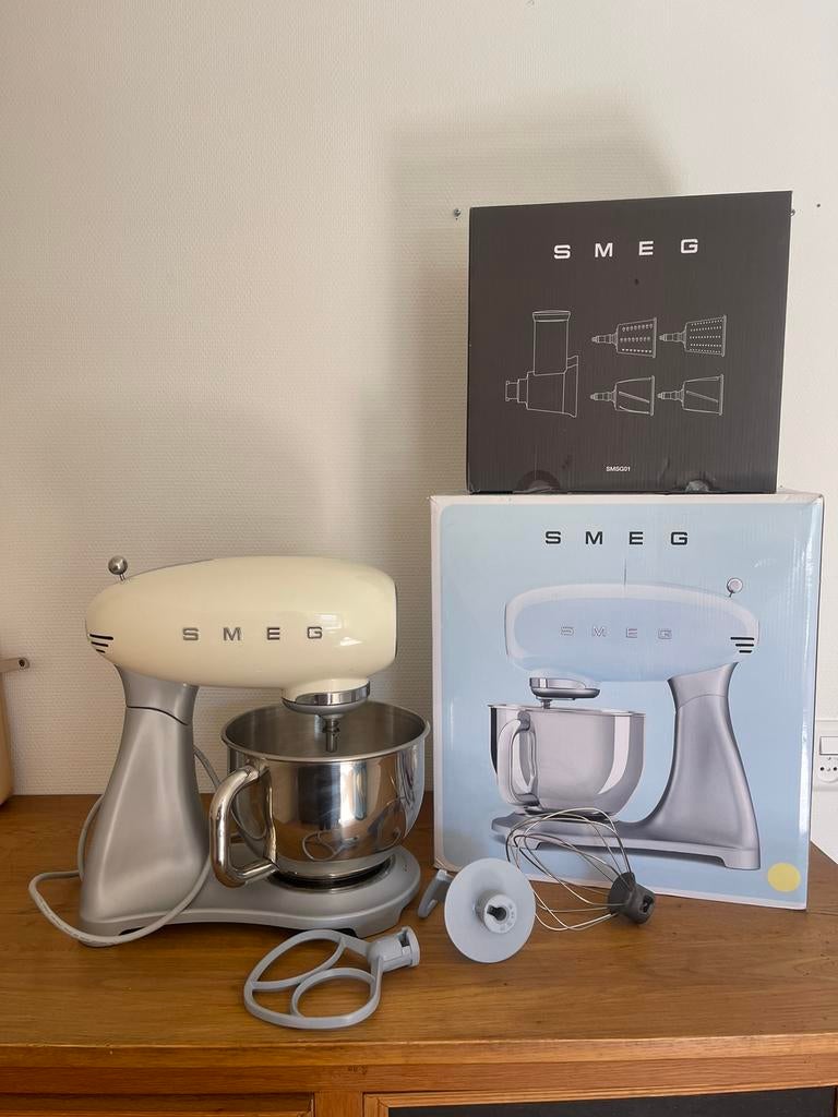 Smeg keukenmachine + snijder/rasp set (beige), Witgoed en Apparatuur, Keukenmixers, 4 liter of meer, Ophalen of Verzenden, Zo goed als nieuw