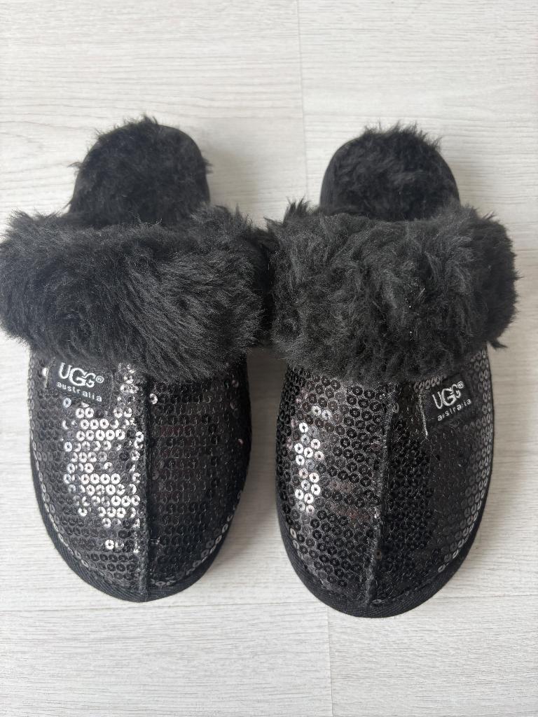 Uggs slipper zwart maat 37 nieuw voor maar 45,00 !, Slippers, UGG, Zwart, Nieuw
