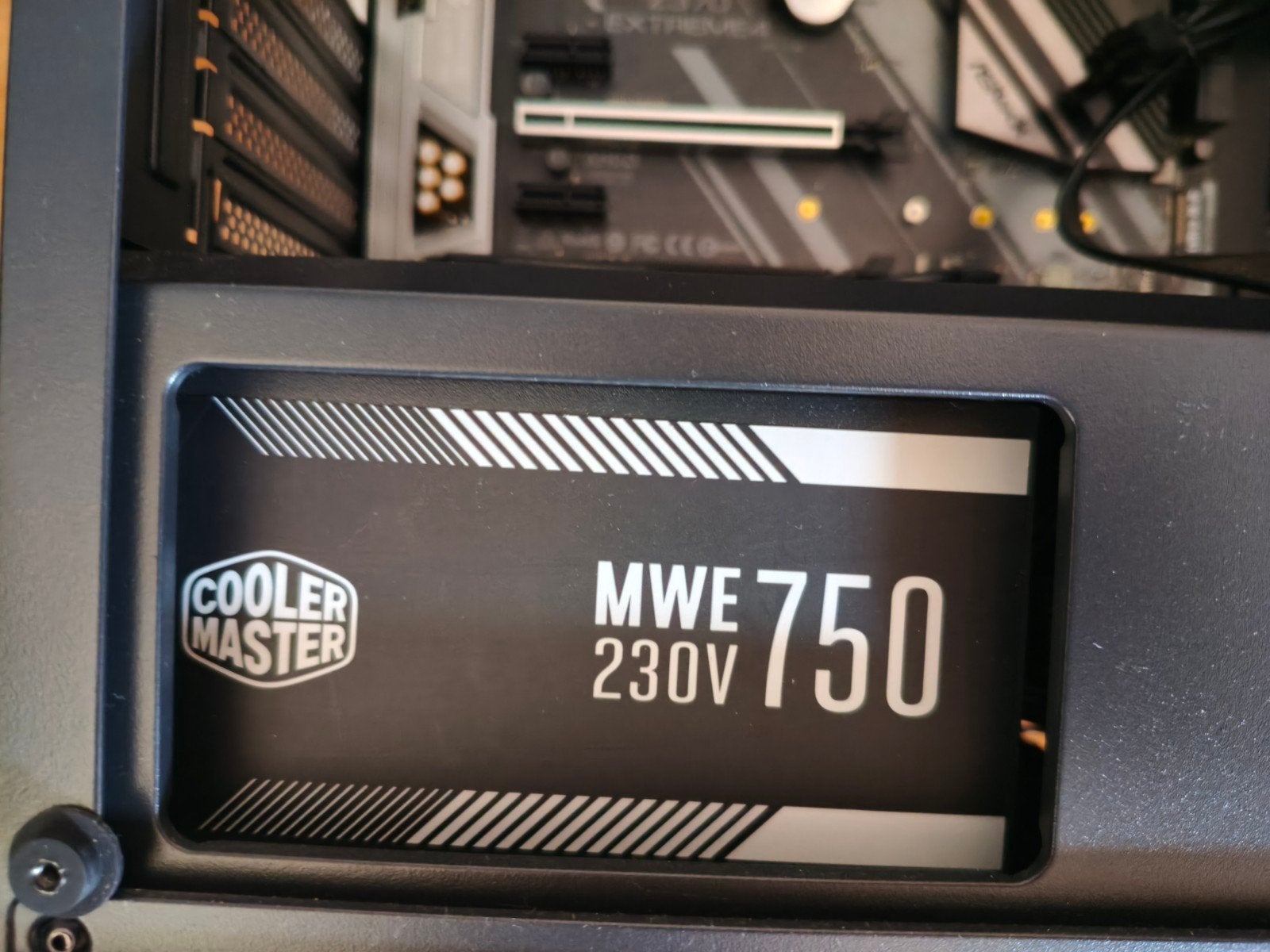 Cooler Master MWE 750W PC Voeding, Ophalen
