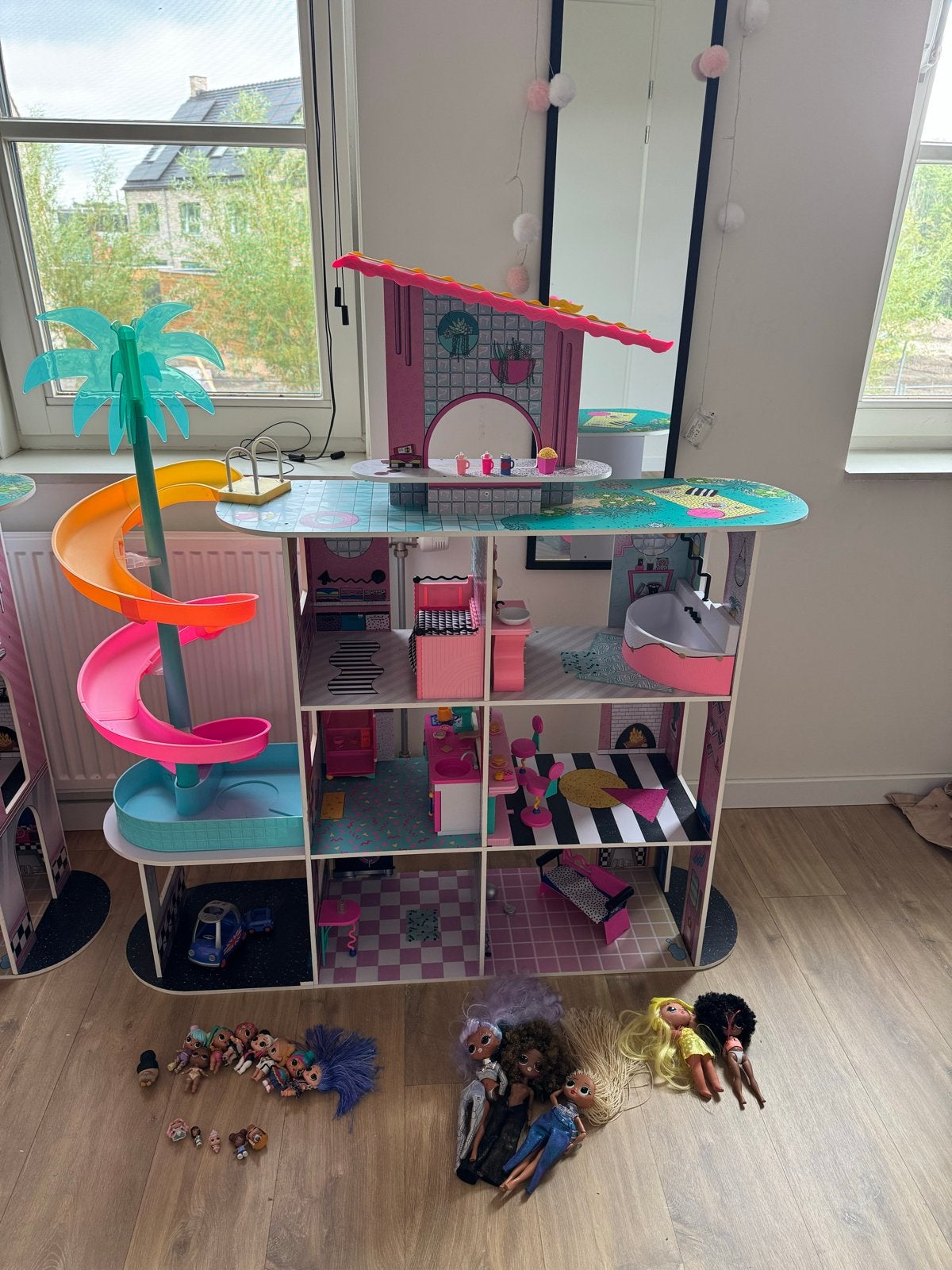 LOL Poppenhuis met accessoires en poppen, Ophalen of Verzenden, Gebruikt, Poppenhuis