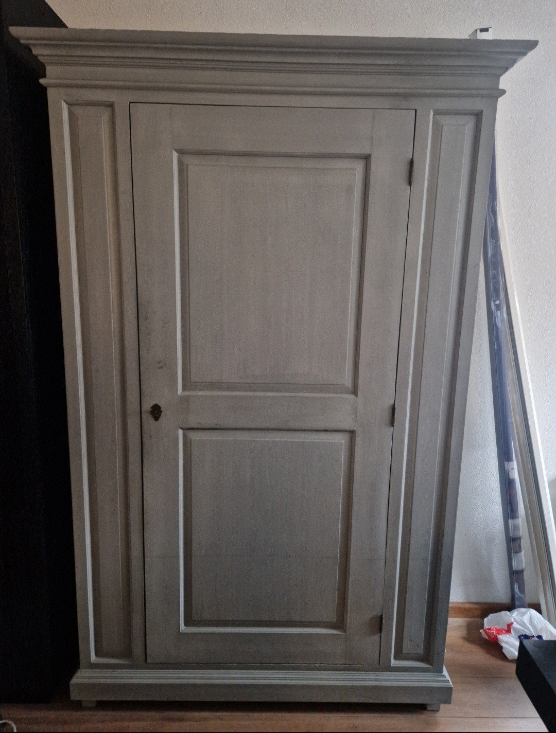 Mooie brocante kast staat in krijtverf, Huis en Inrichting, Ophalen, Met plank(en), Gebruikt, Minder dan 150 cm