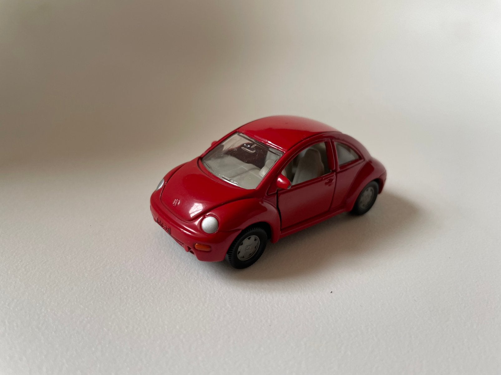model VW Volkswagen New Beetle rood Siku, 1/50, Hobby en Vrije tijd, Ophalen of Verzenden, Gebruikt, Auto, SIKU