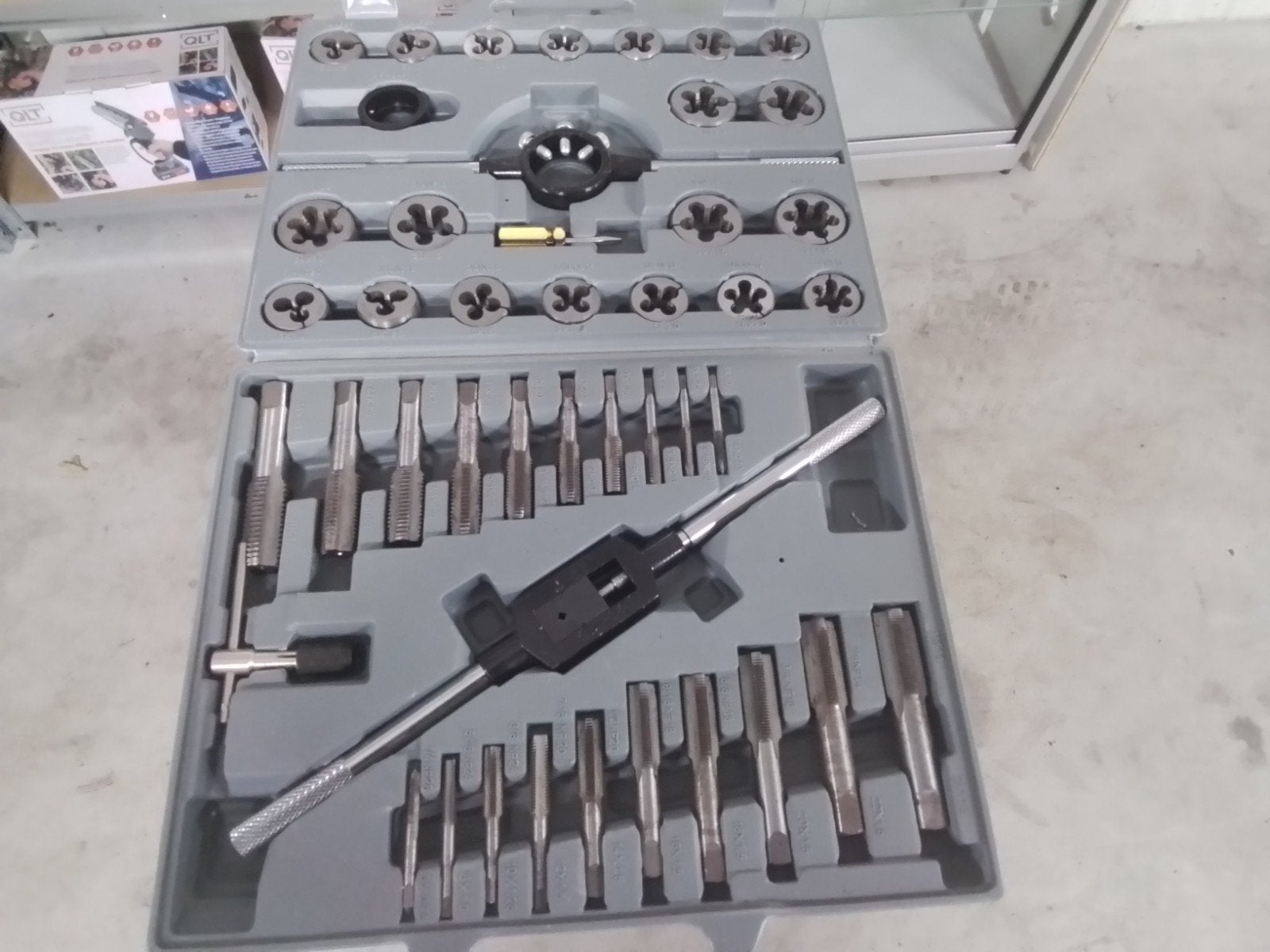 Complete Tappen en Snijplaten Set - Draadsnijgereedschap, Ophalen of Verzenden, Zo goed als nieuw, Gereedschapsset, Overige merken