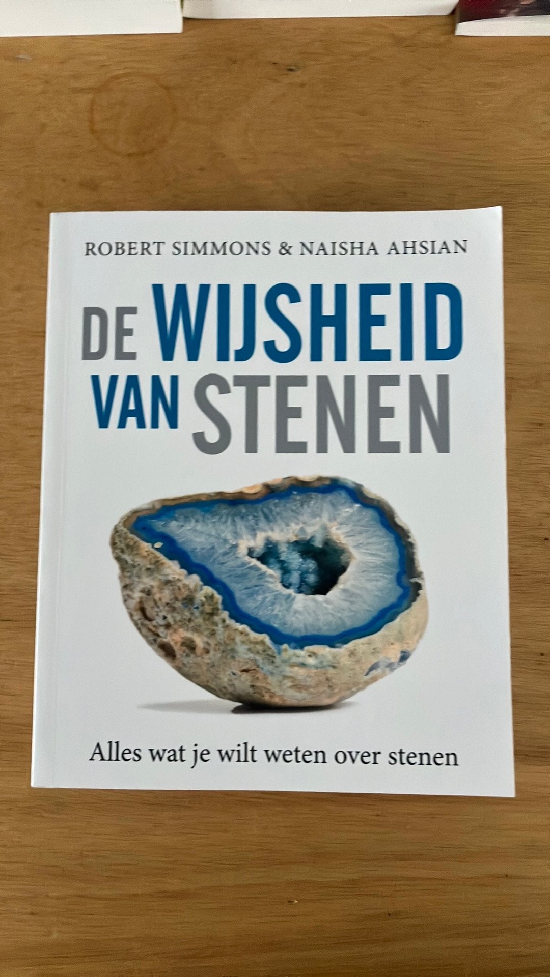 Robert Simmons - De wijsheid van stenen, Achtergrond en Informatie, Spiritualiteit algemeen, Ophalen of Verzenden, Zo goed als nieuw