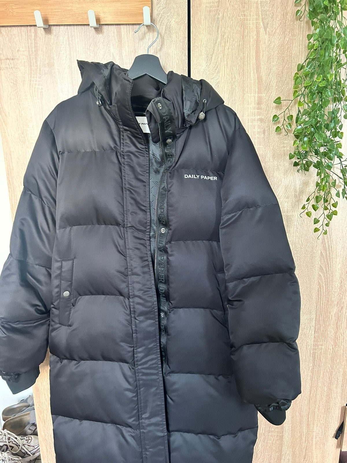 Daily Paper Black monogram long puffer jacket S, Kleding | Dames, Jassen | Winter, Ophalen of Verzenden, Gedragen, Zwart