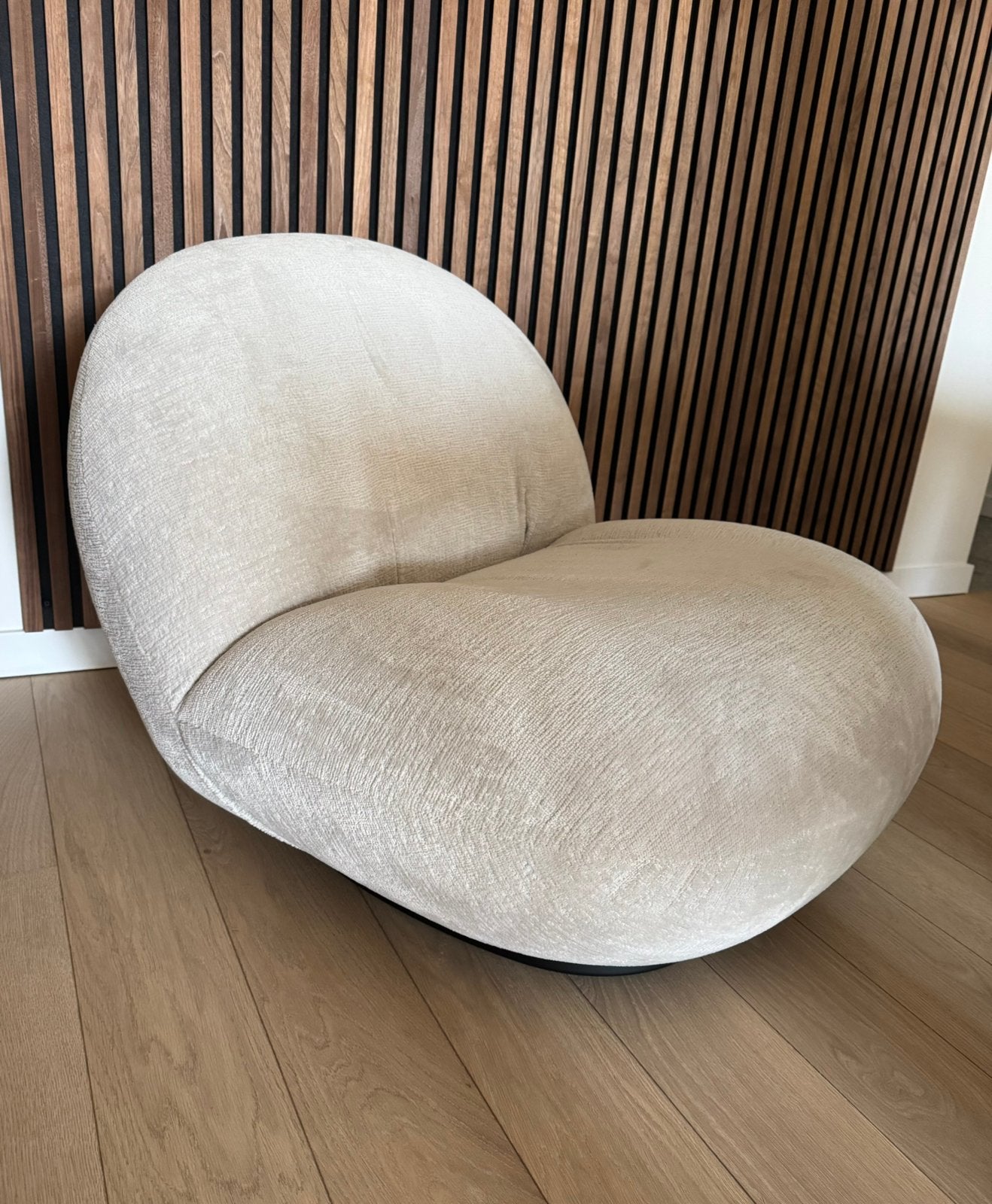 Gubi Pacha fauteuil in luxe Chenille stof, Huis en Inrichting, Fauteuils, Ophalen, Design, Nieuw, 75 tot 100 cm