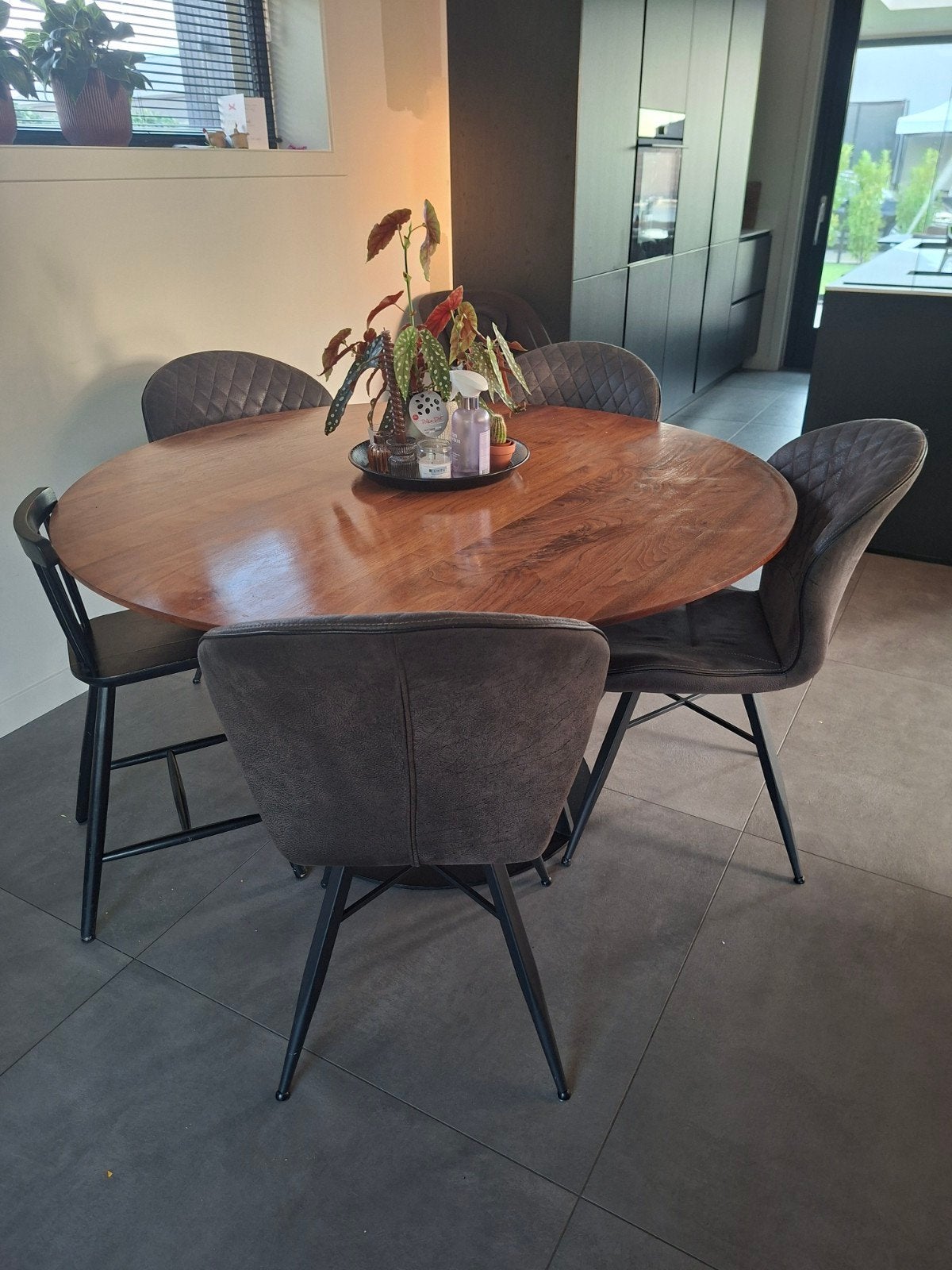 Ronde eettafel Harvink Fier notenhout, Rond, Ophalen of Verzenden, Zo goed als nieuw, Modern, Tijdloos