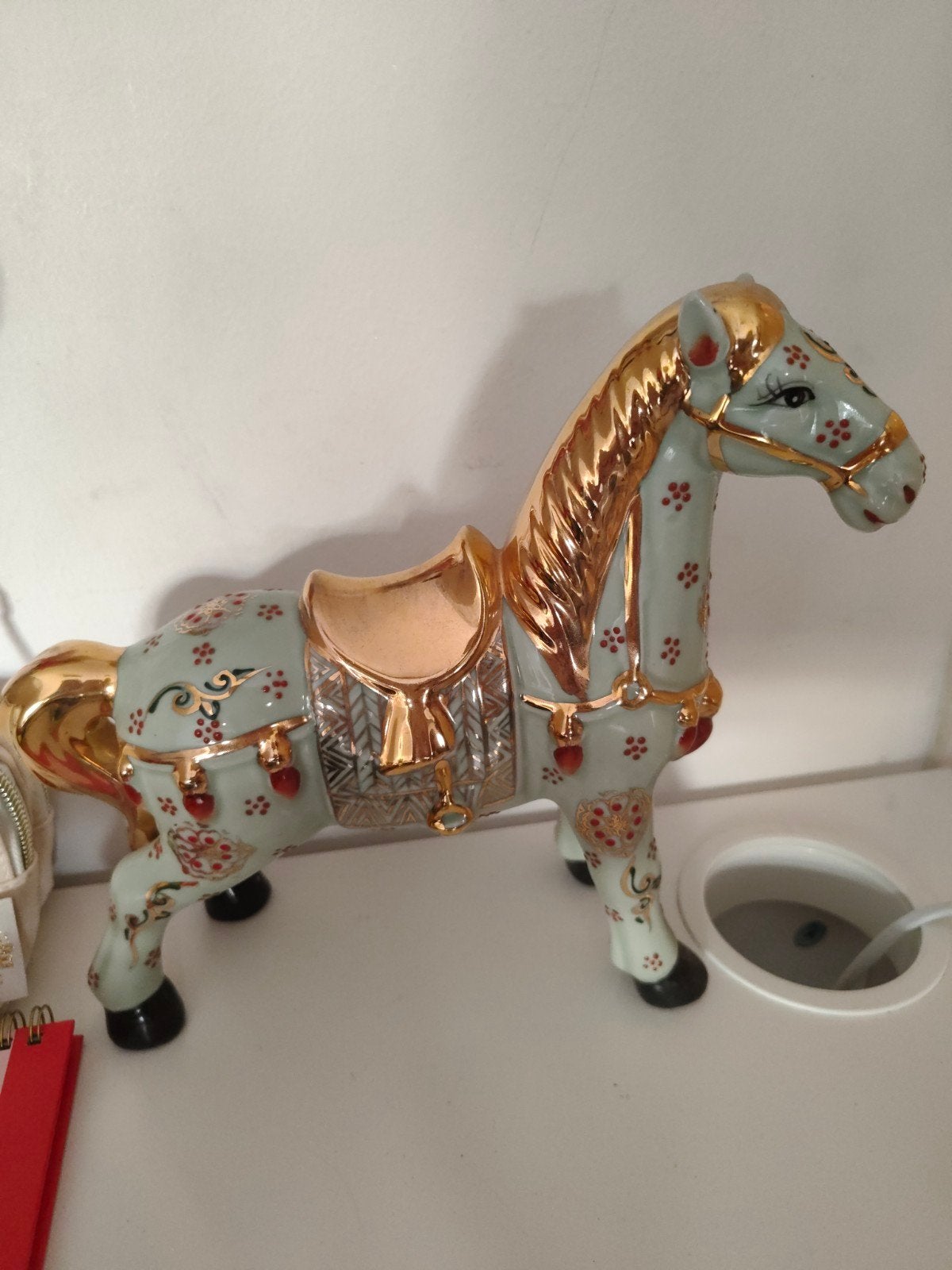 Decoratief  Porselein paardje met goudkleurige detail, Ophalen, Zo goed als nieuw, Dier