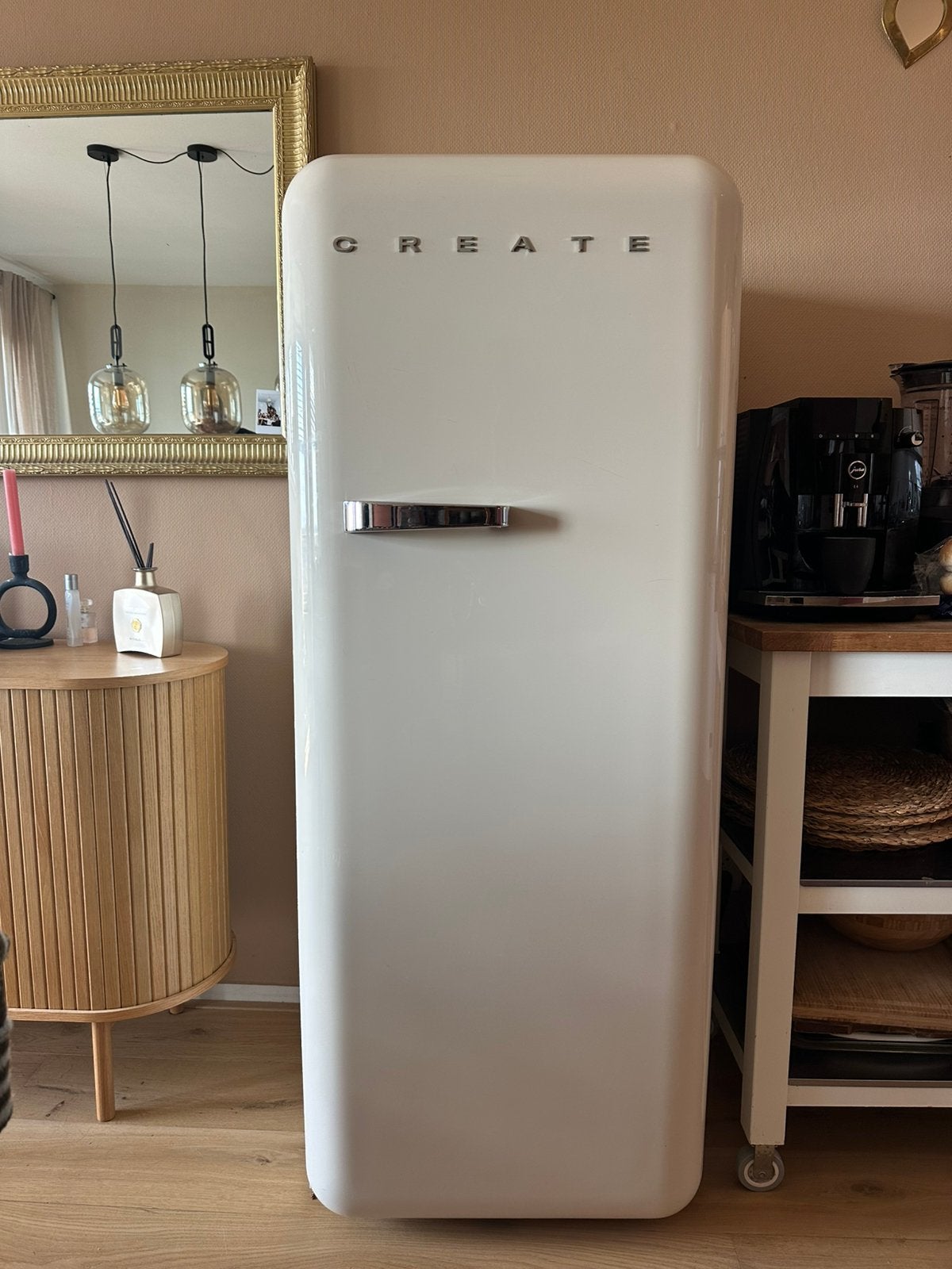 Retro koelkast CREATE – Crème wit – 1 jaar – Nieuw €1200, Witgoed en Apparatuur, Ophalen, 200 liter of meer, 160 cm of meer, Zo goed als nieuw