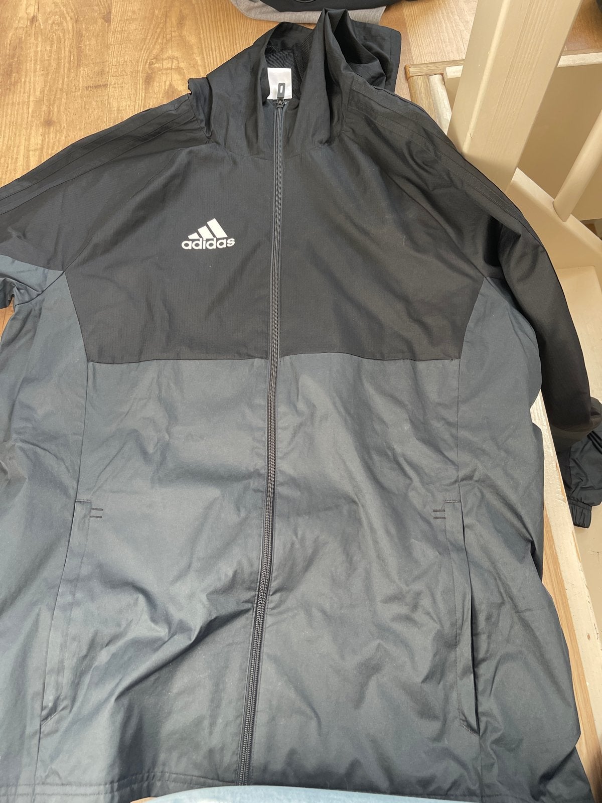 Adidas regenjack - Zwart/Grijs - Maat M, Ophalen, Zo goed als nieuw, Maat 48/50 (M), Zwart
