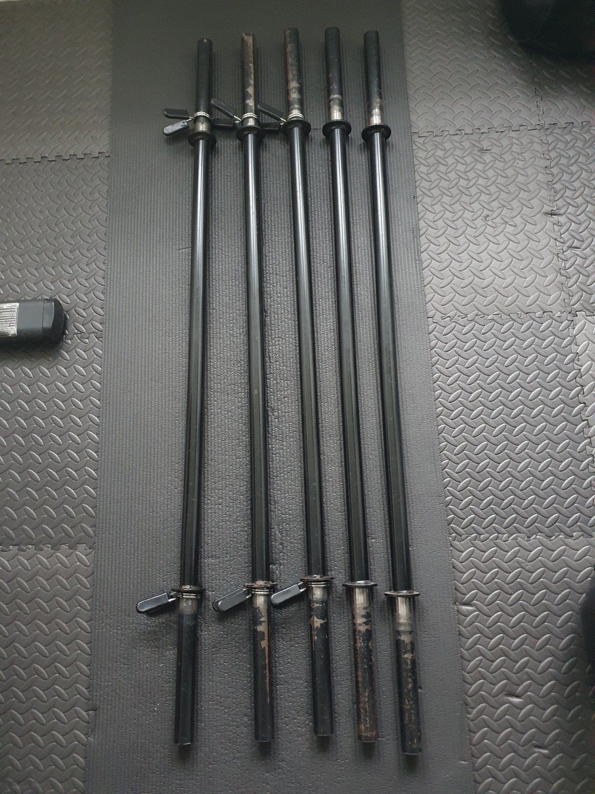 Halterset met 18 kg Schijven en 5 Stangen, Sport en Fitness, Fitnessmaterialen, Ophalen, Gebruikt, Rug, Halterset