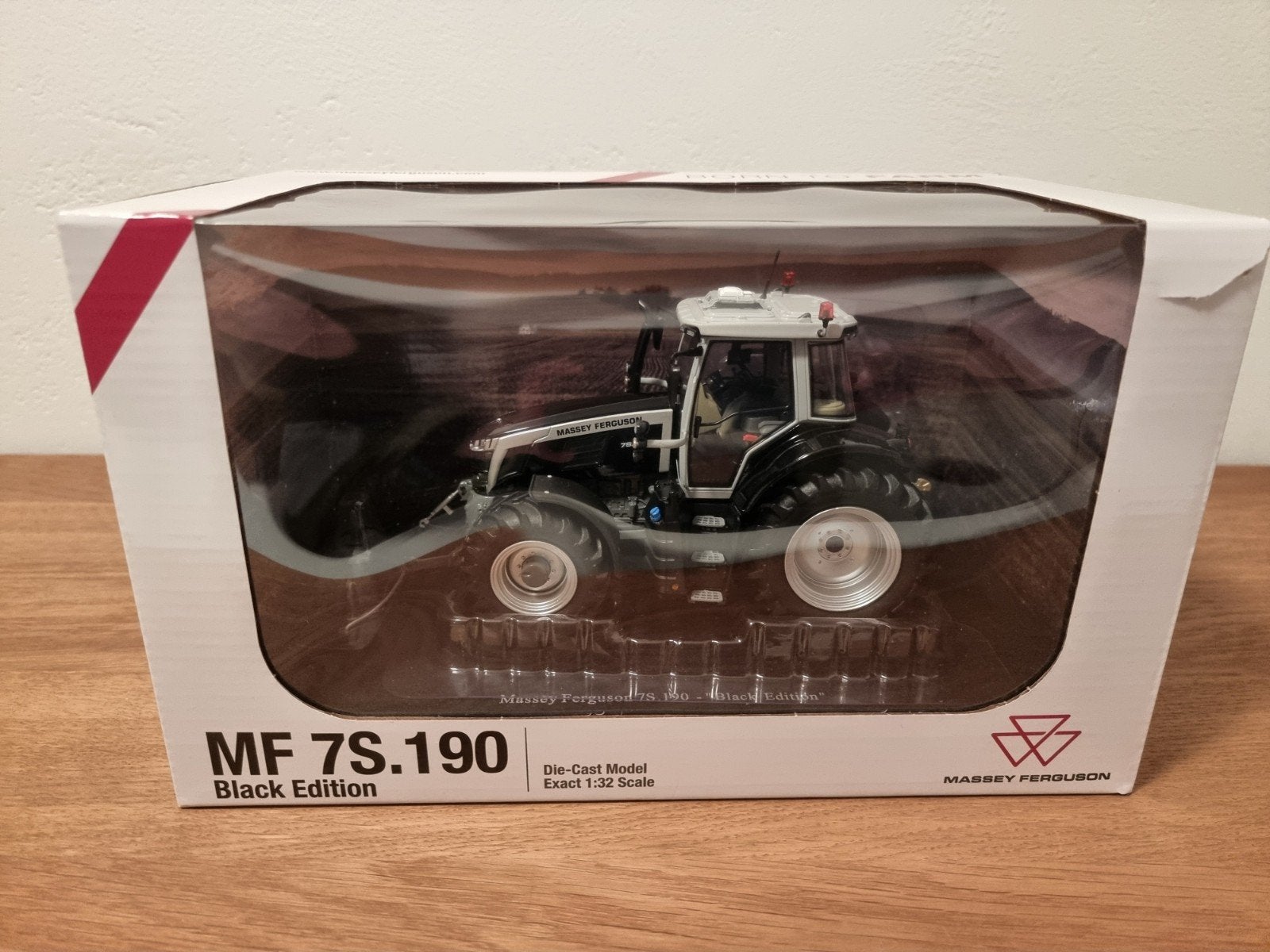 Massey Ferguson 7S.190 Zwart Universal Hobbies, Hobby en Vrije tijd, Modelauto's | 1:32, Nieuw, Tractor of Landbouw, Universal Hobbies