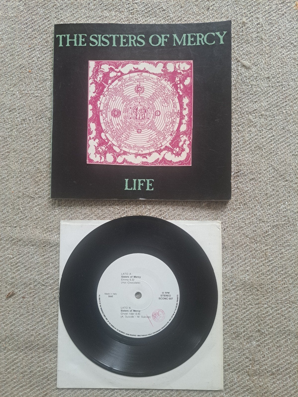 The Sisters of Mercy - Life Vinyl singel in book, Ophalen of Verzenden, Zo goed als nieuw, Overige formaten, Poprock