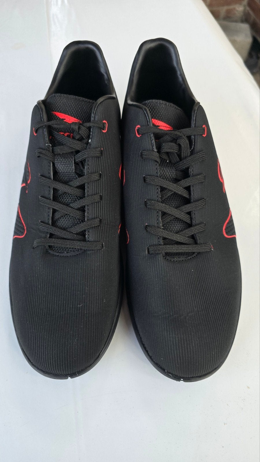 DUTCHY zwarte sneakers met rode accenten, maat 43, Zwart, Nieuw, Ophalen of Verzenden, Sneakers of Gympen