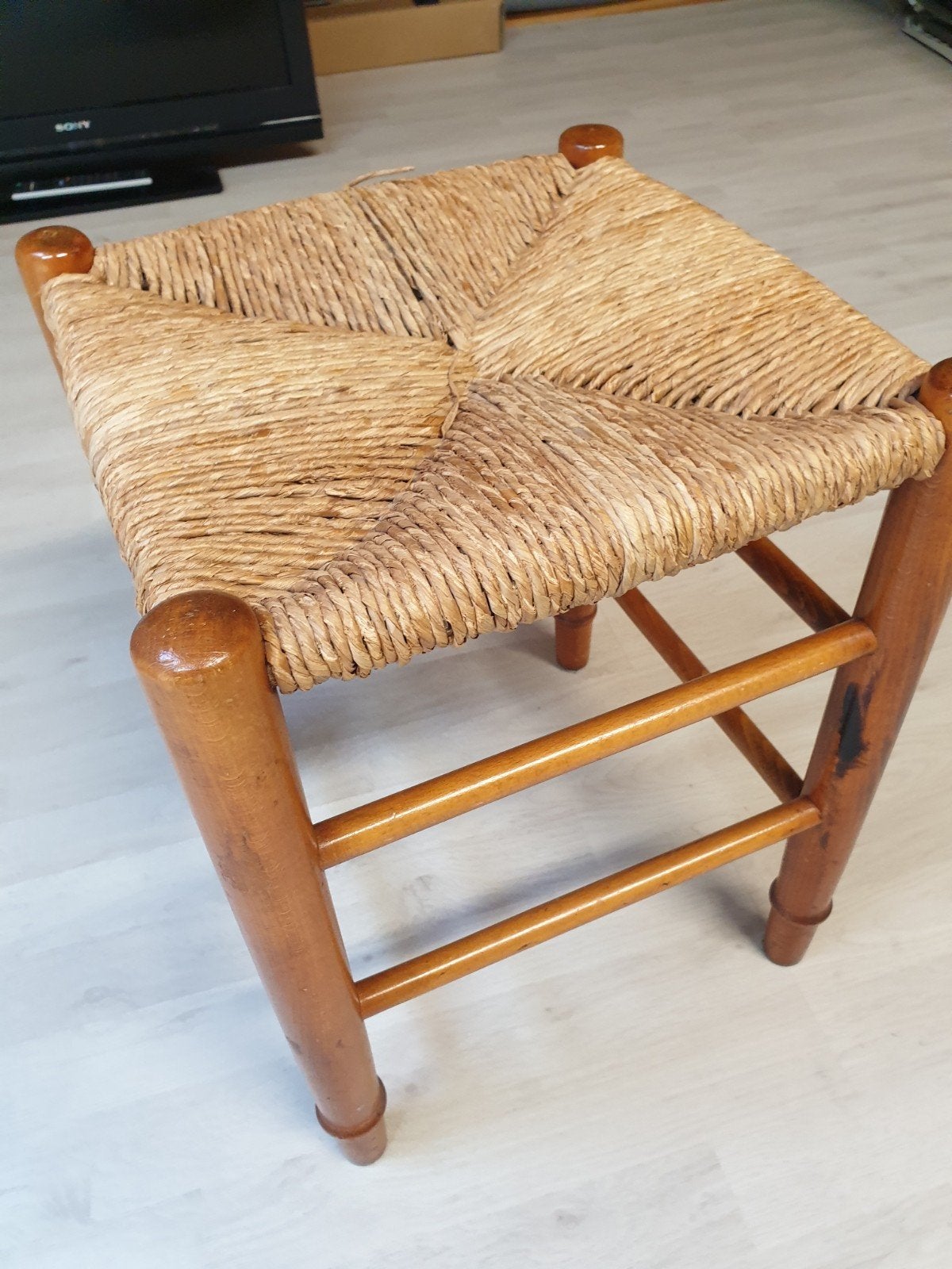 Vintage houten kruk met rieten zitting, Ophalen
