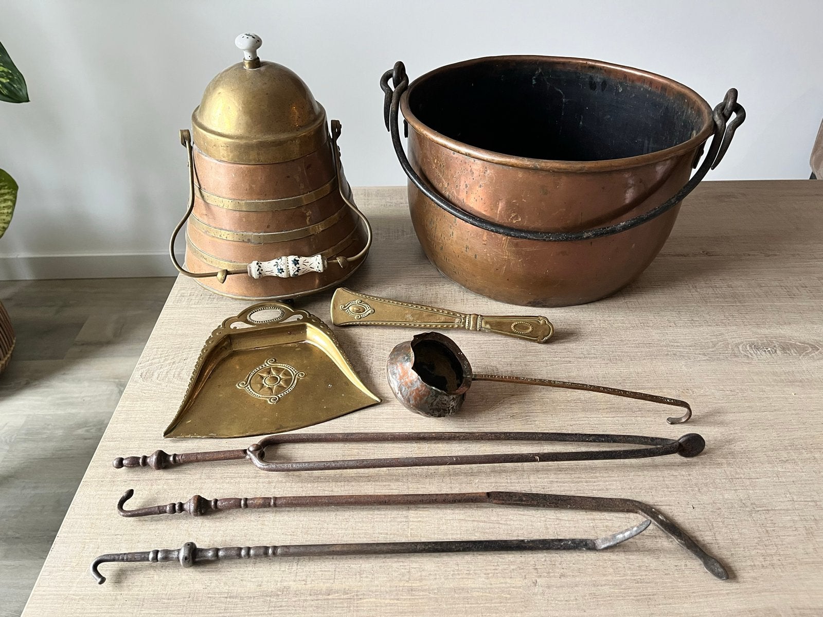 Antieke haardset met grote koperen ketel en as/kolen emmer, Ophalen, Koper