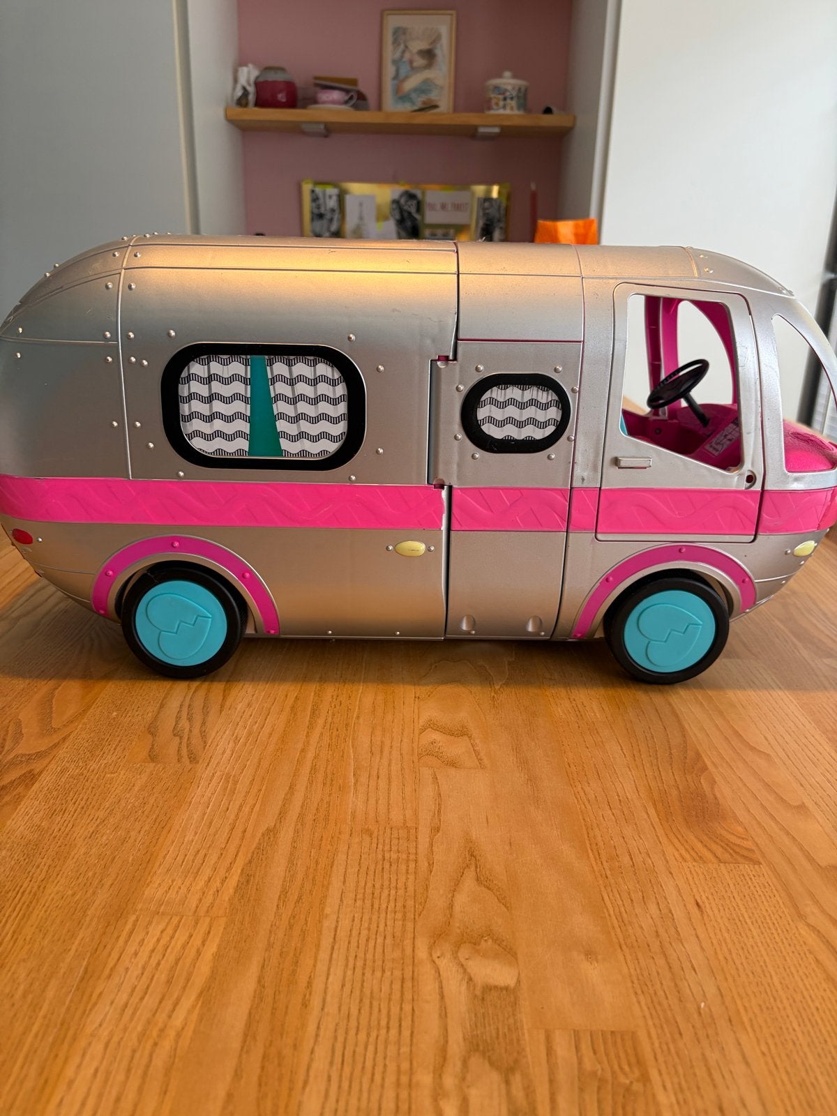 L.O.L. Surprise! Glamper 2-in-1 Camper met 55+ verrassingen, Kinderen en Baby's, Speelgoed | Speelgoedvoertuigen, Ophalen, Zo goed als nieuw